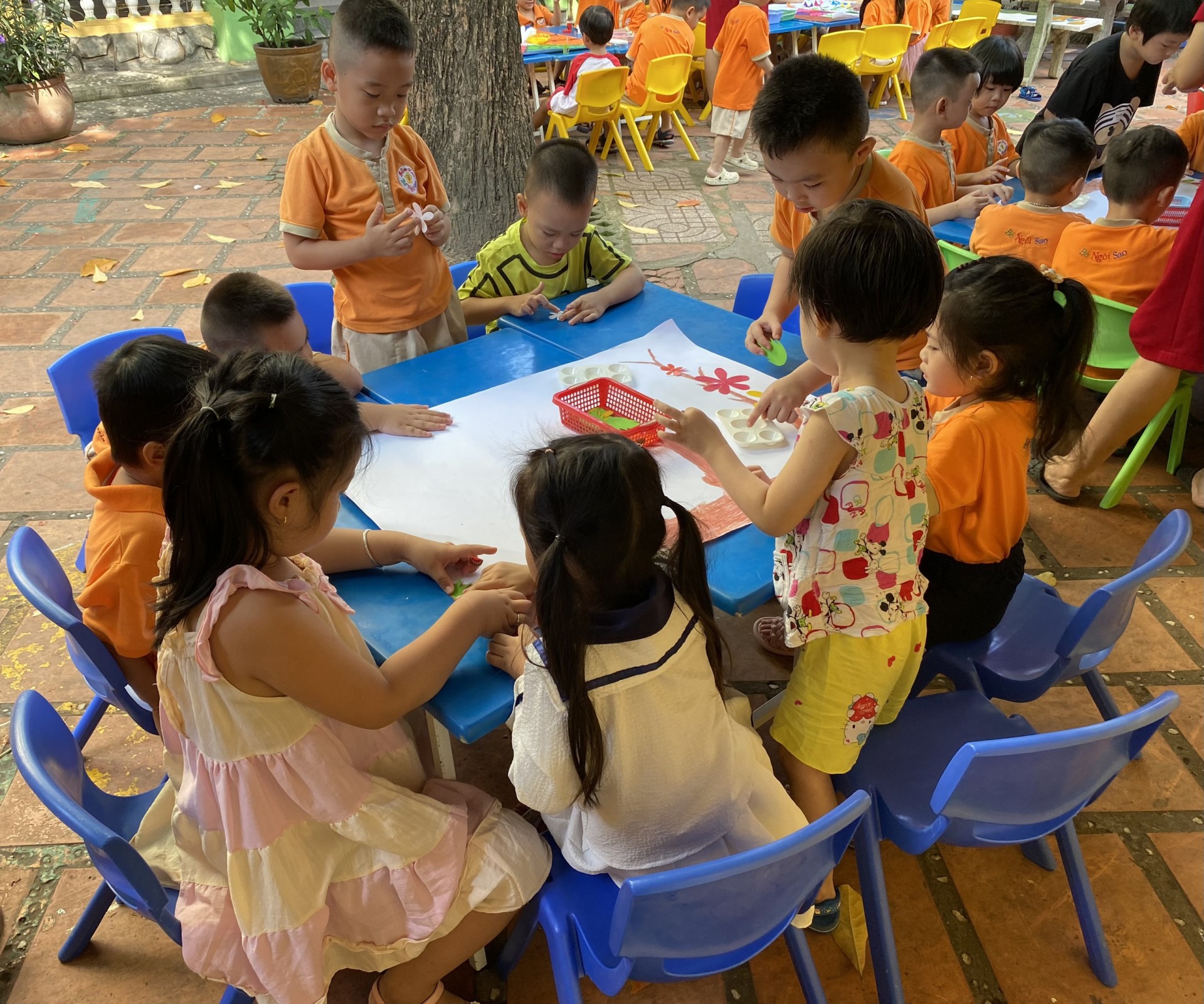 BÉ LÀM TRANH TẶNG CÔ NGÀY 20/11