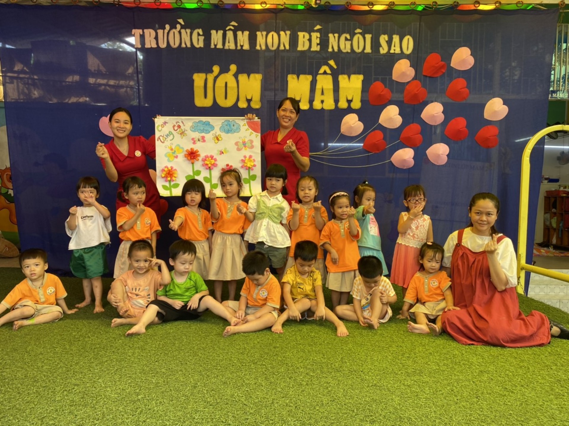 BÉ LÀM TRANH TẶNG CÔ NGÀY 20/11