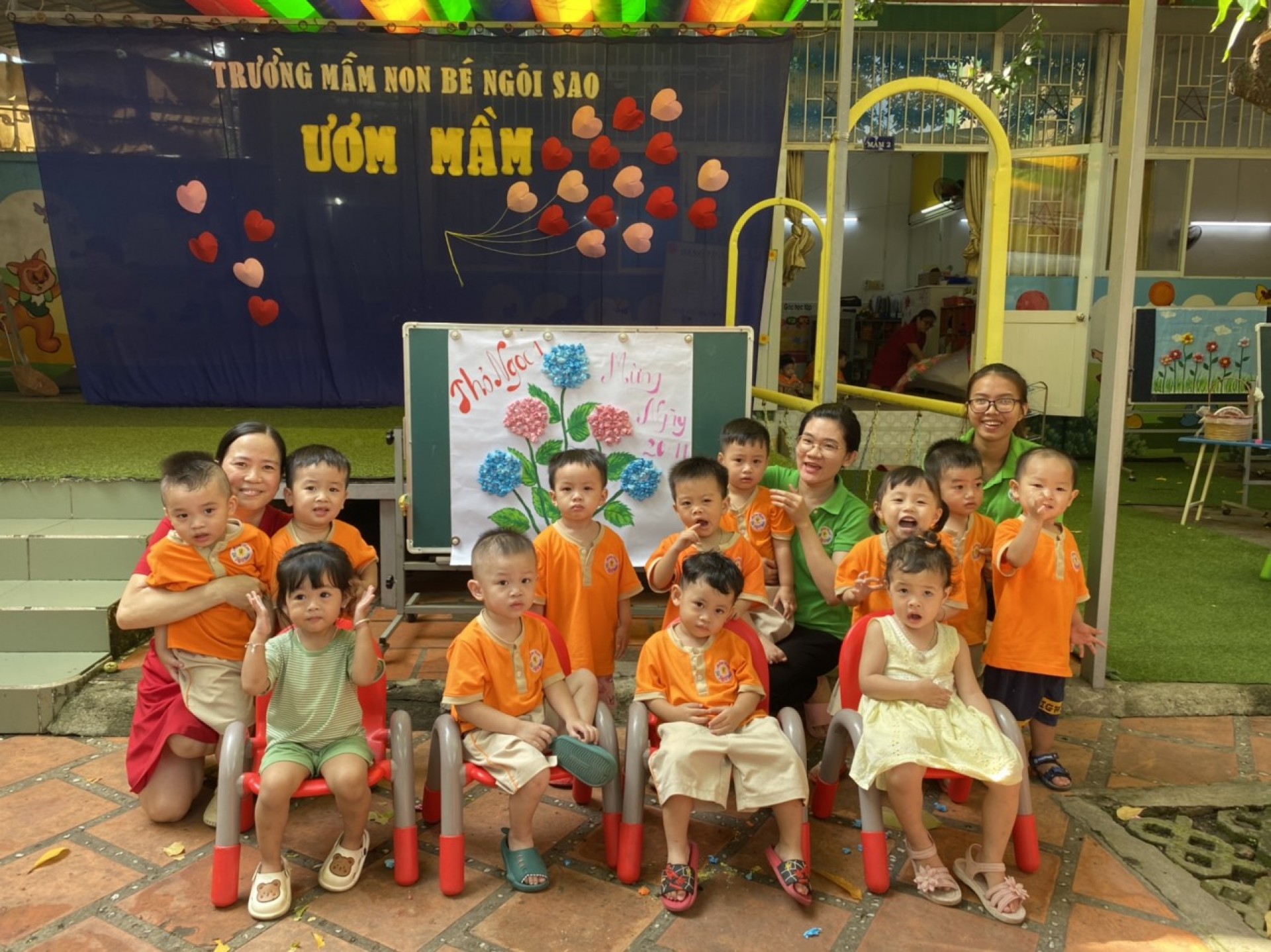 BÉ LÀM TRANH TẶNG CÔ NGÀY 20/11