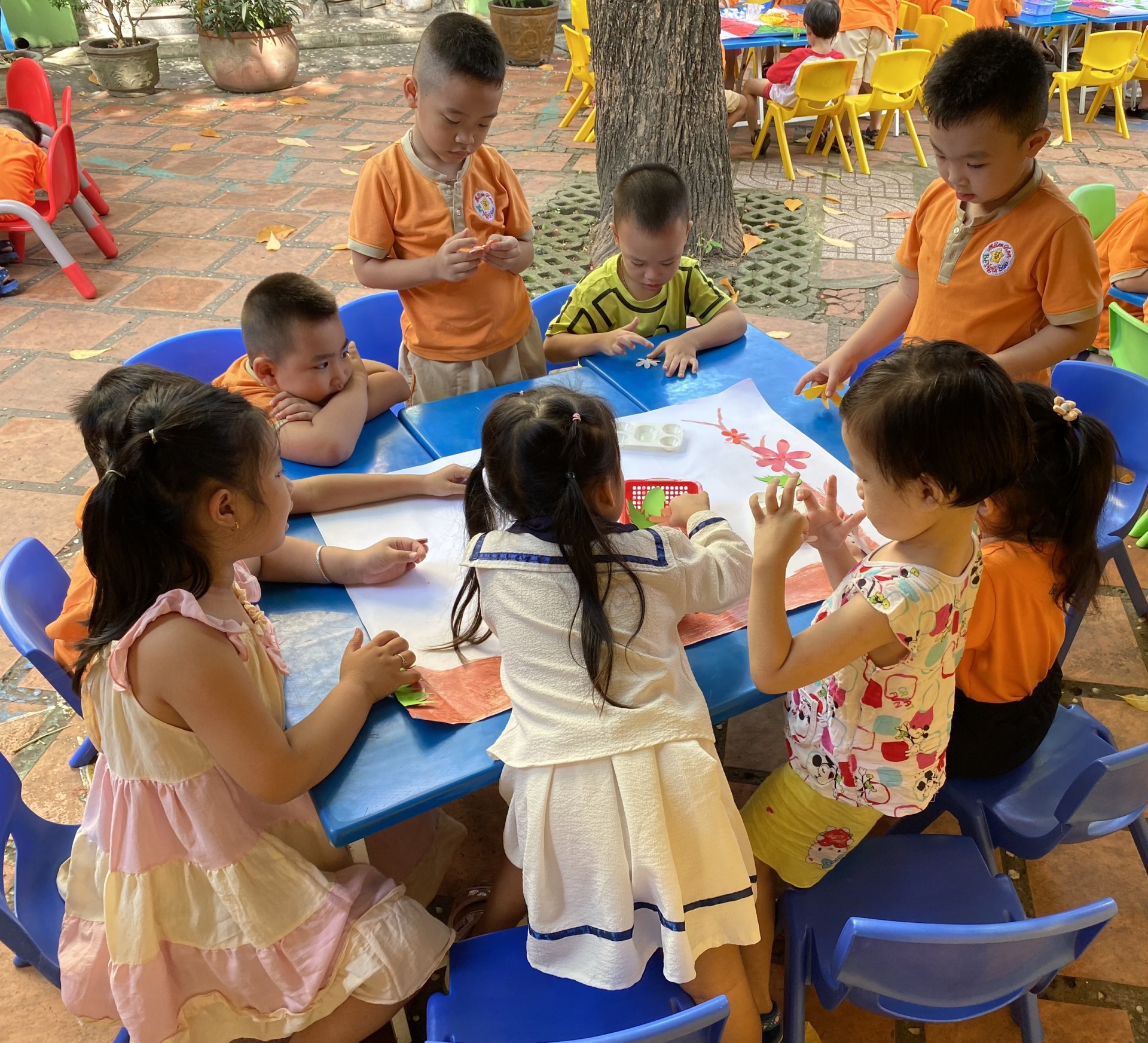 BÉ LÀM TRANH TẶNG CÔ NGÀY 20/11