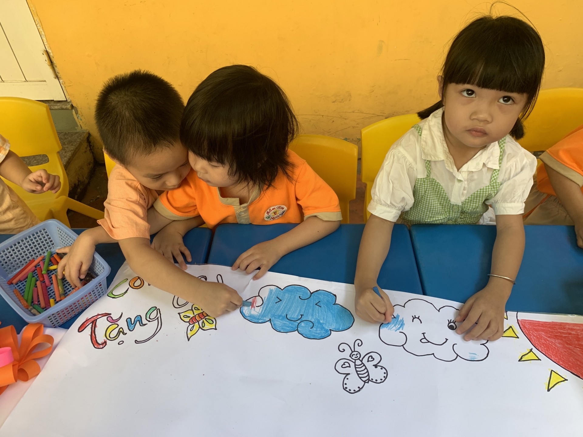 BÉ LÀM TRANH TẶNG CÔ NGÀY 20/11