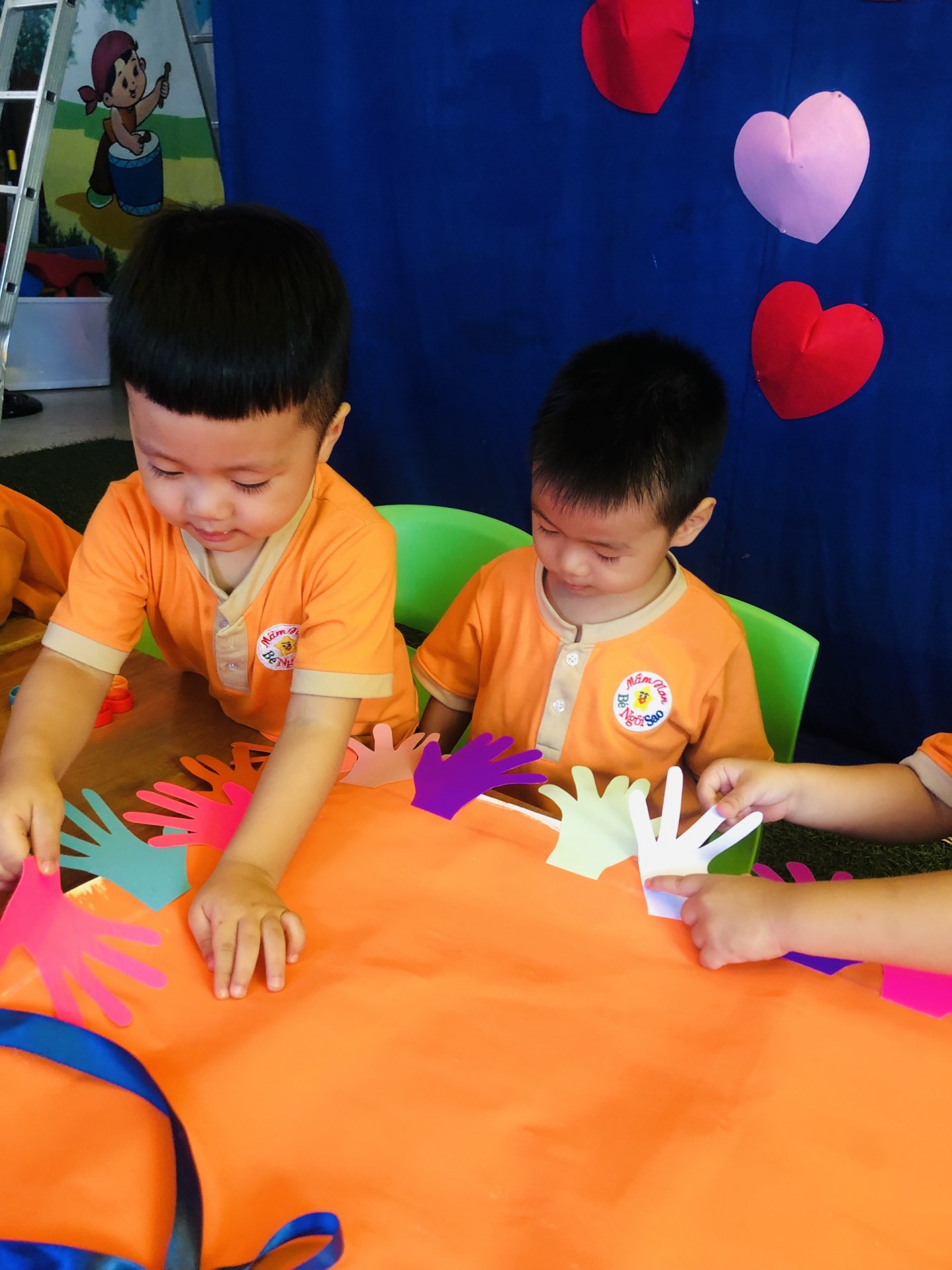 BÉ LÀM TRANH TẶNG CÔ NGÀY 20/11