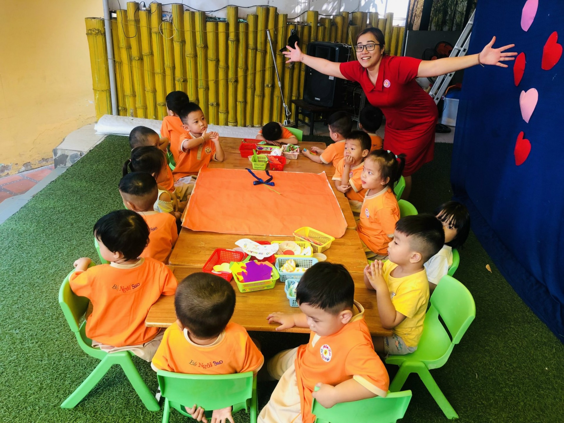 BÉ LÀM TRANH TẶNG CÔ NGÀY 20/11