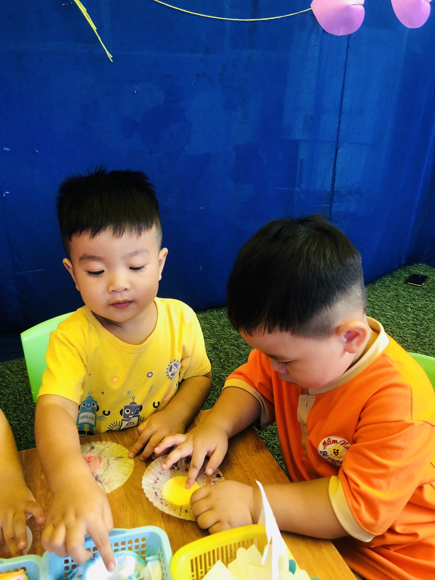 BÉ LÀM TRANH TẶNG CÔ NGÀY 20/11