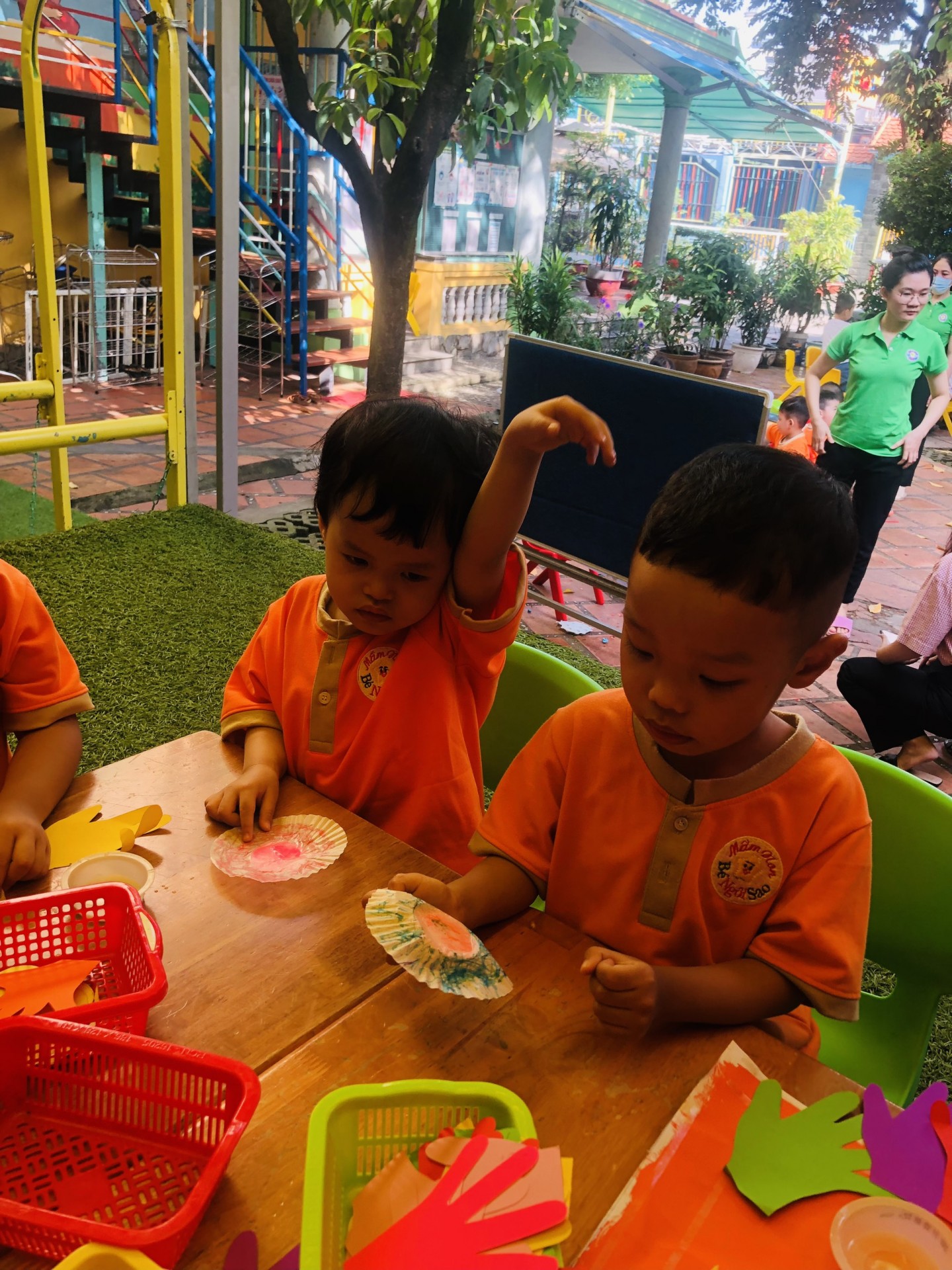 BÉ LÀM TRANH TẶNG CÔ NGÀY 20/11