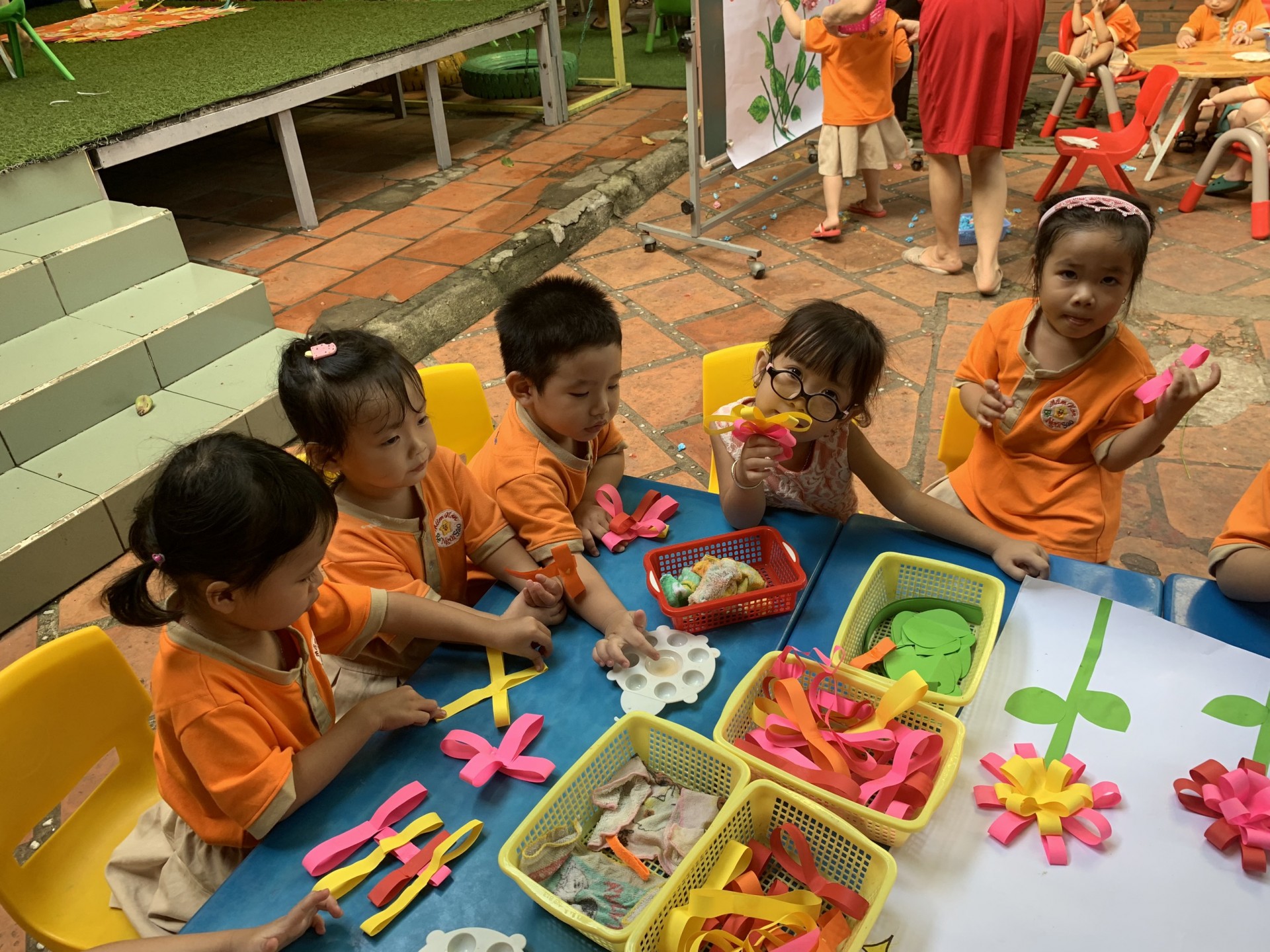 BÉ LÀM TRANH TẶNG CÔ NGÀY 20/11