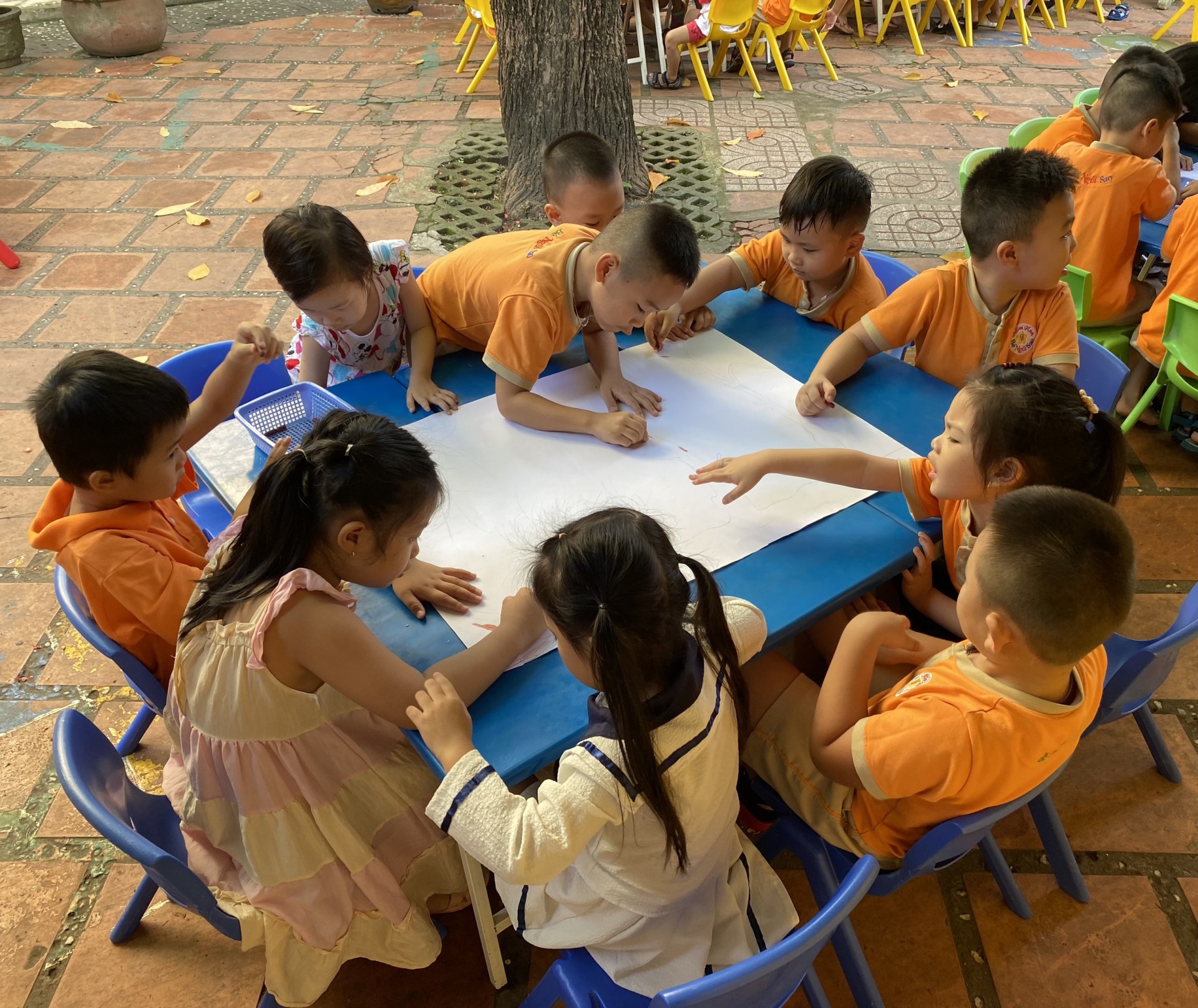 BÉ LÀM TRANH TẶNG CÔ NGÀY 20/11