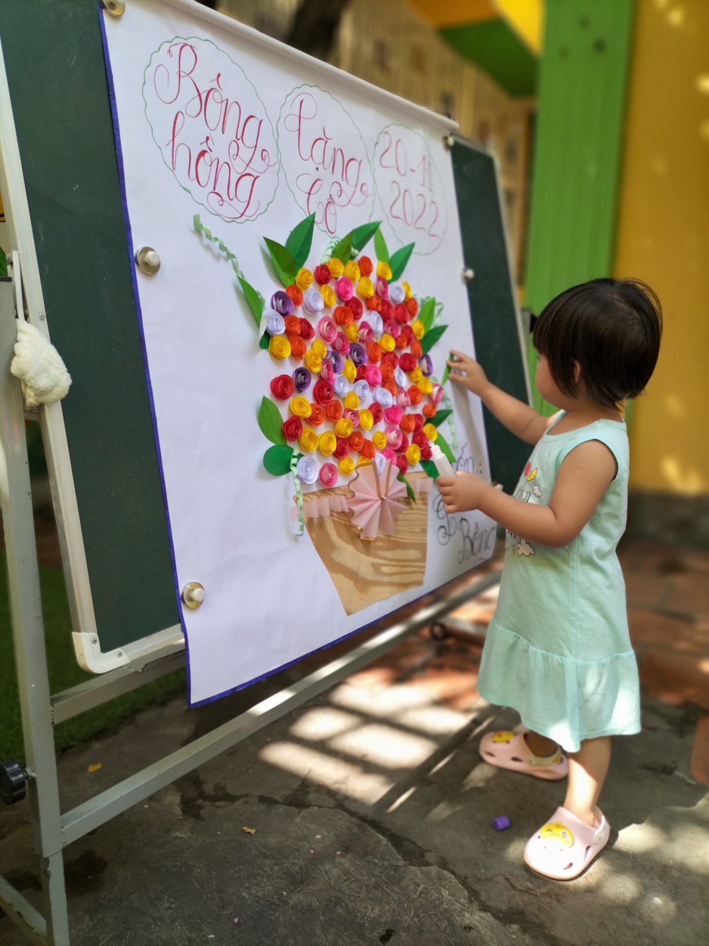 BÉ LÀM TRANH TẶNG CÔ NGÀY 20/11