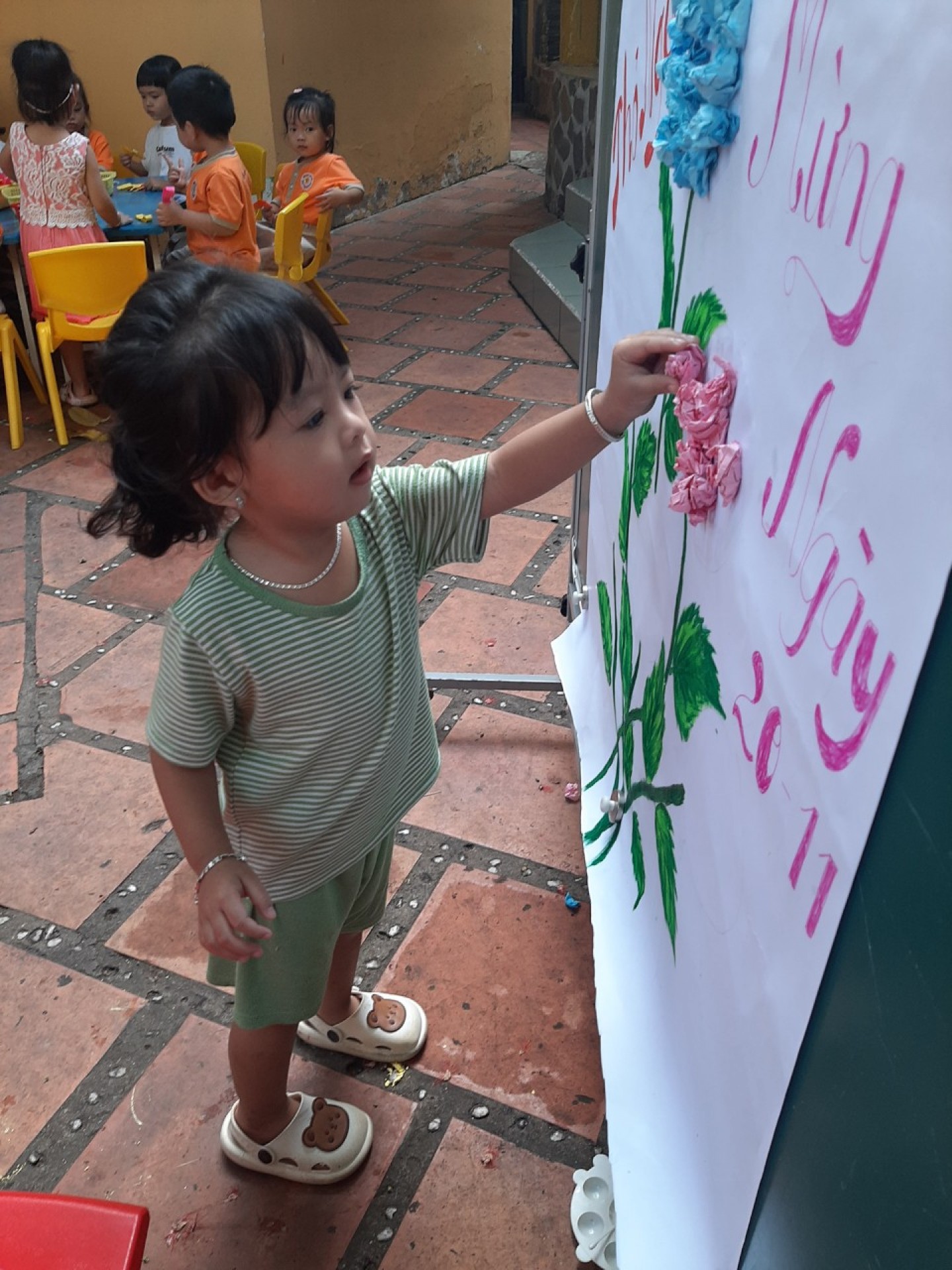 BÉ LÀM TRANH TẶNG CÔ NGÀY 20/11