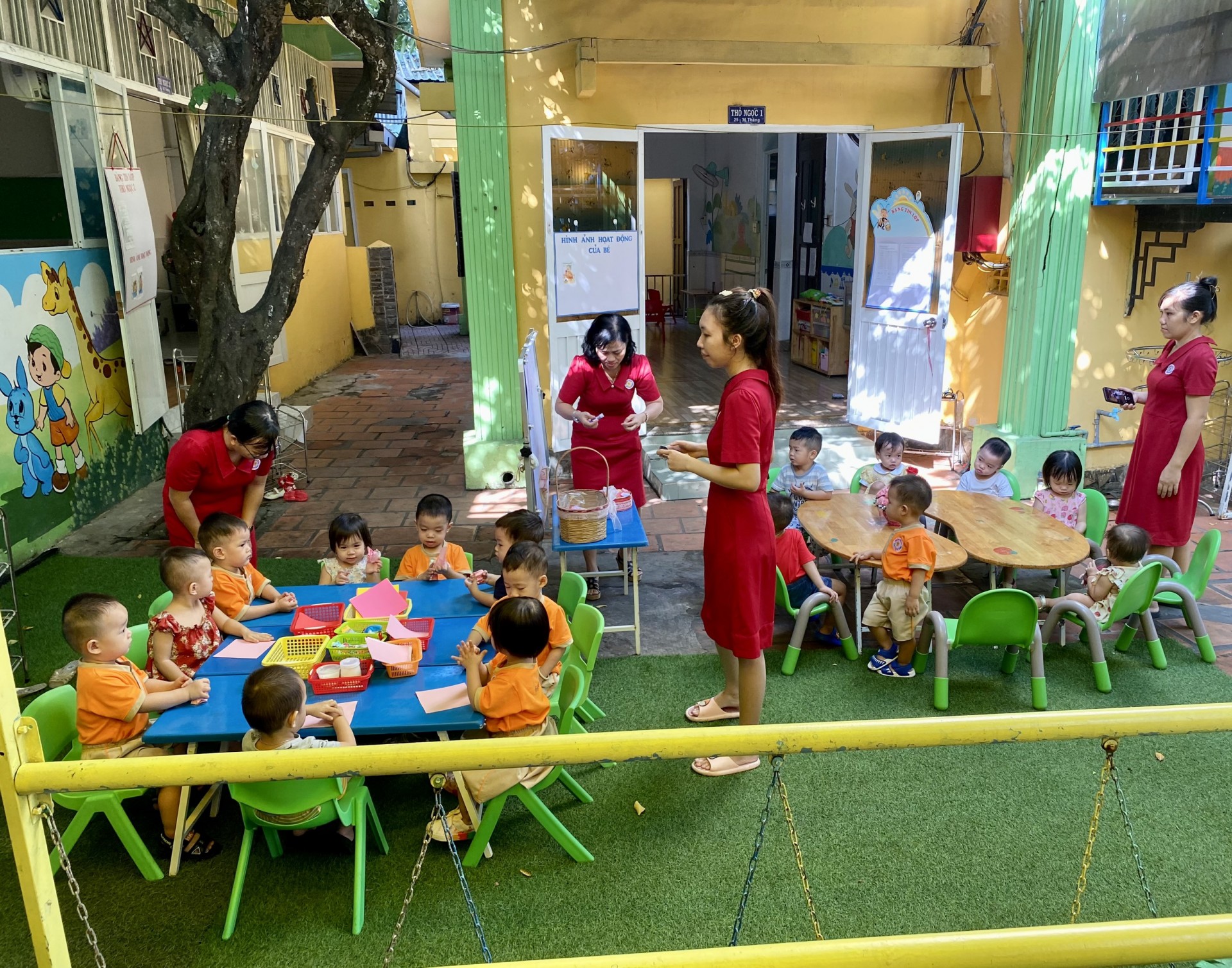 BÉ LÀM TRANH TẶNG CÔ NGÀY 20/11