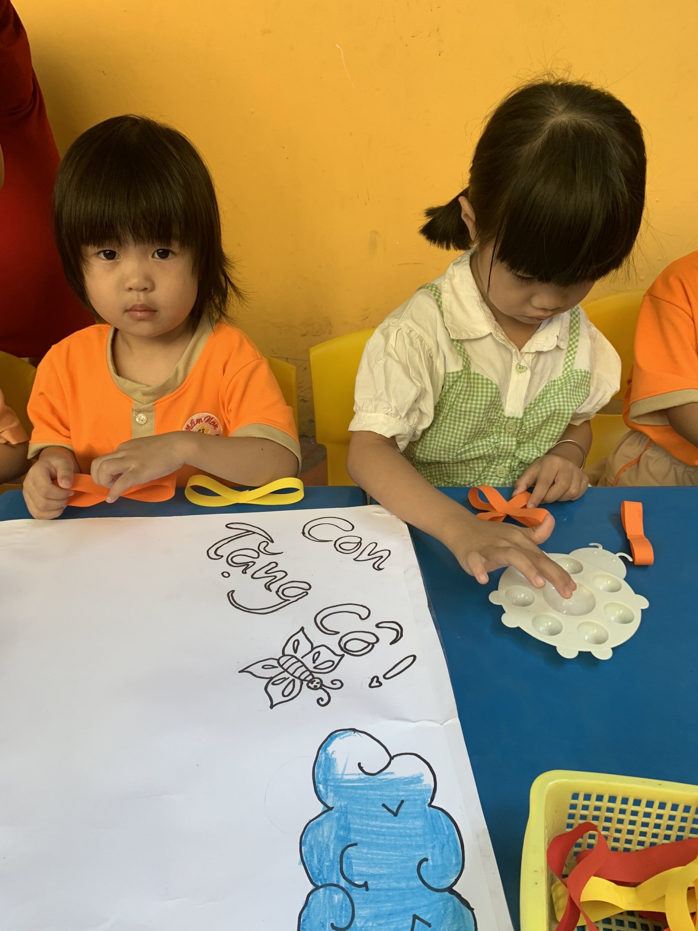 BÉ LÀM TRANH TẶNG CÔ NGÀY 20/11