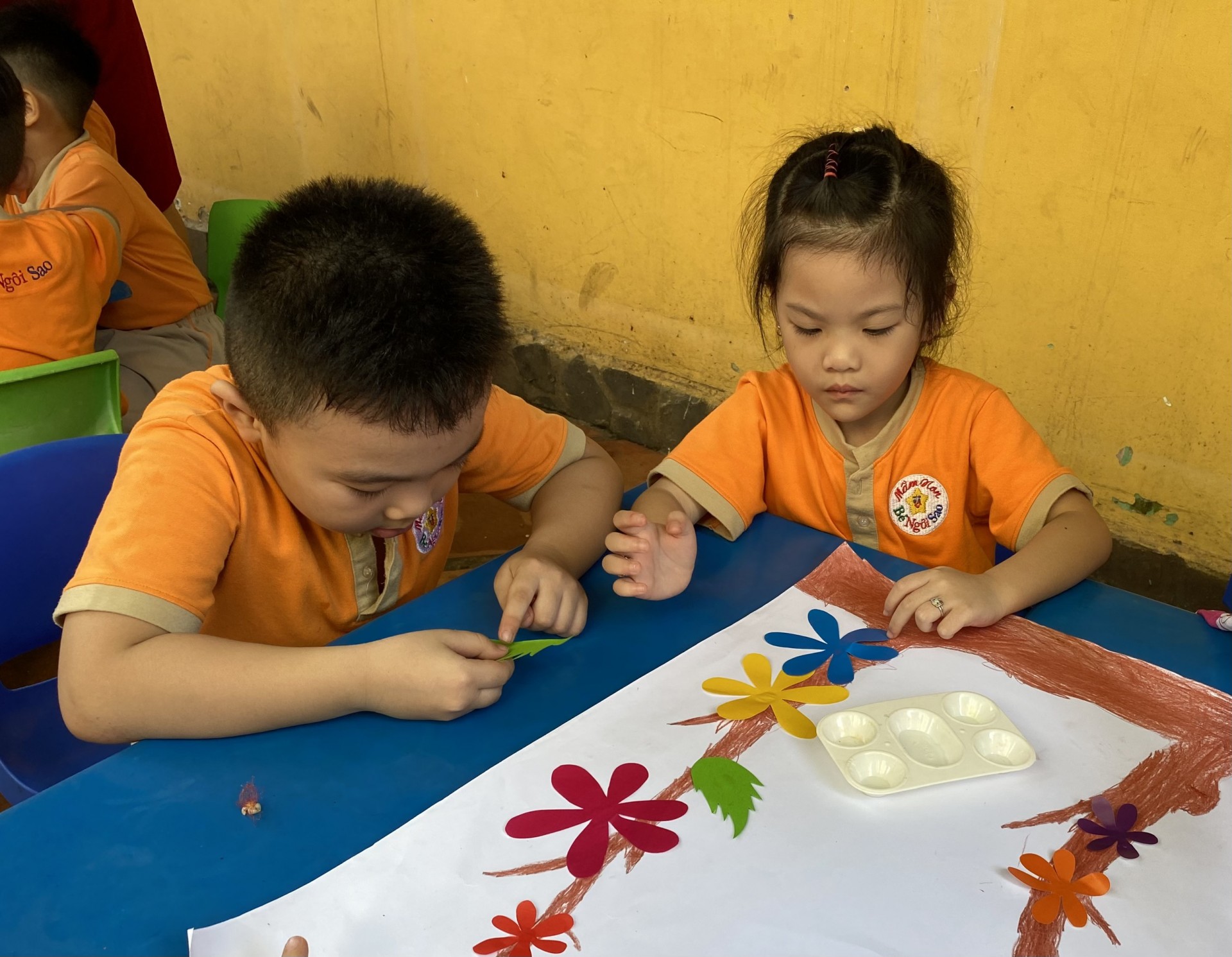 BÉ LÀM TRANH TẶNG CÔ NGÀY 20/11