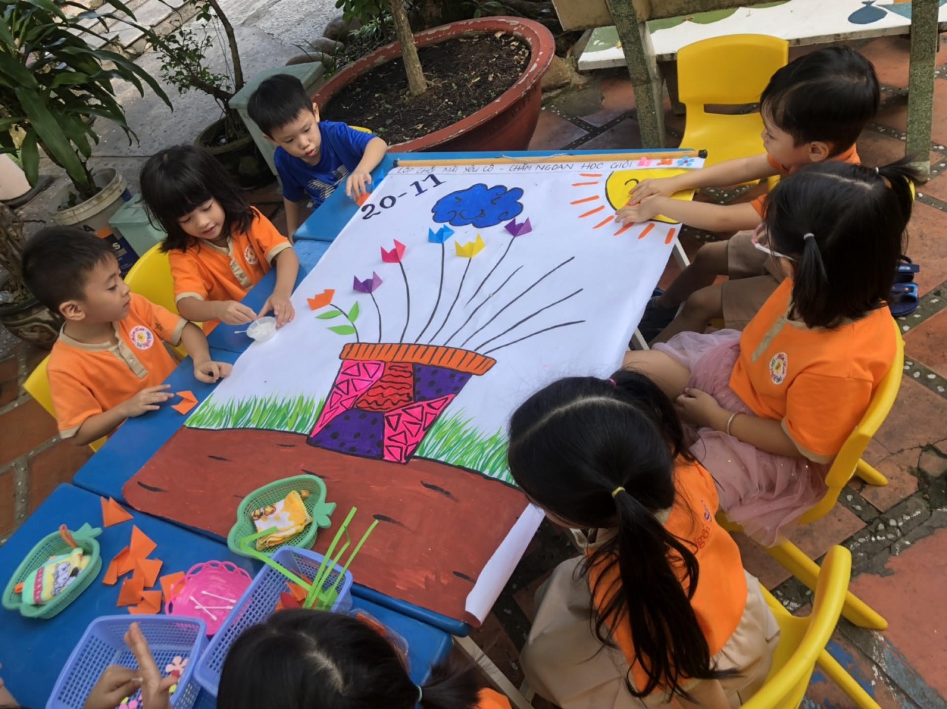 BÉ LÀM TRANH TẶNG CÔ NGÀY 20/11