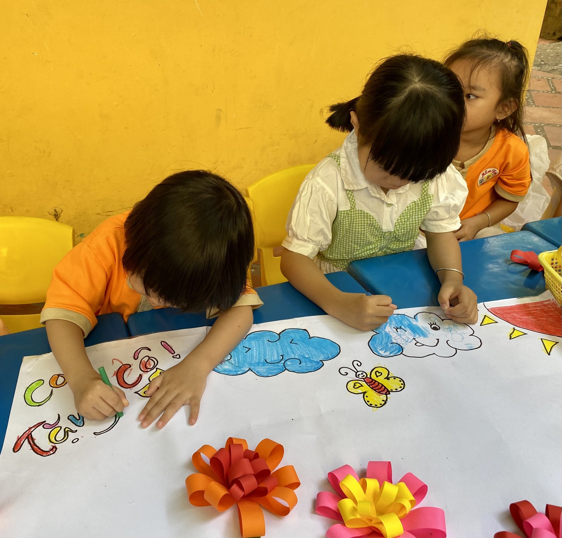 BÉ LÀM TRANH TẶNG CÔ NGÀY 20/11