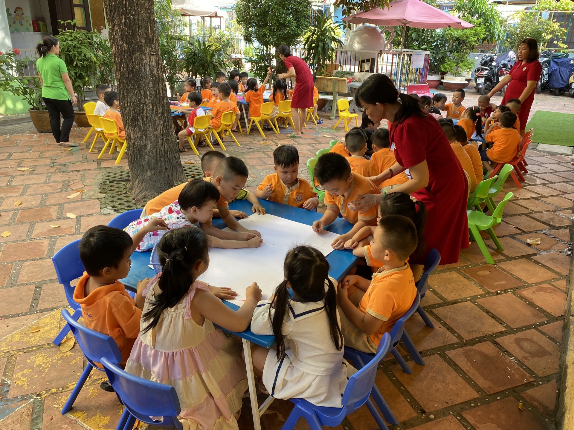 BÉ LÀM TRANH TẶNG CÔ NGÀY 20/11