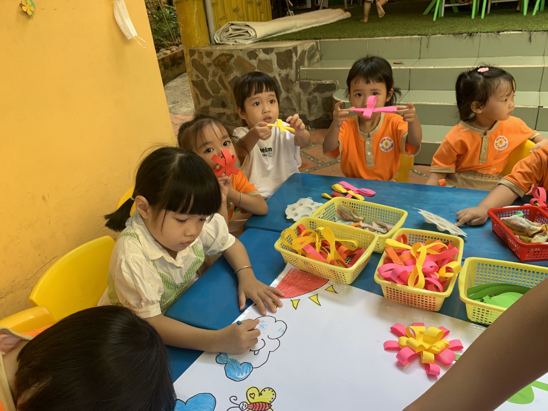 BÉ LÀM TRANH TẶNG CÔ NGÀY 20/11