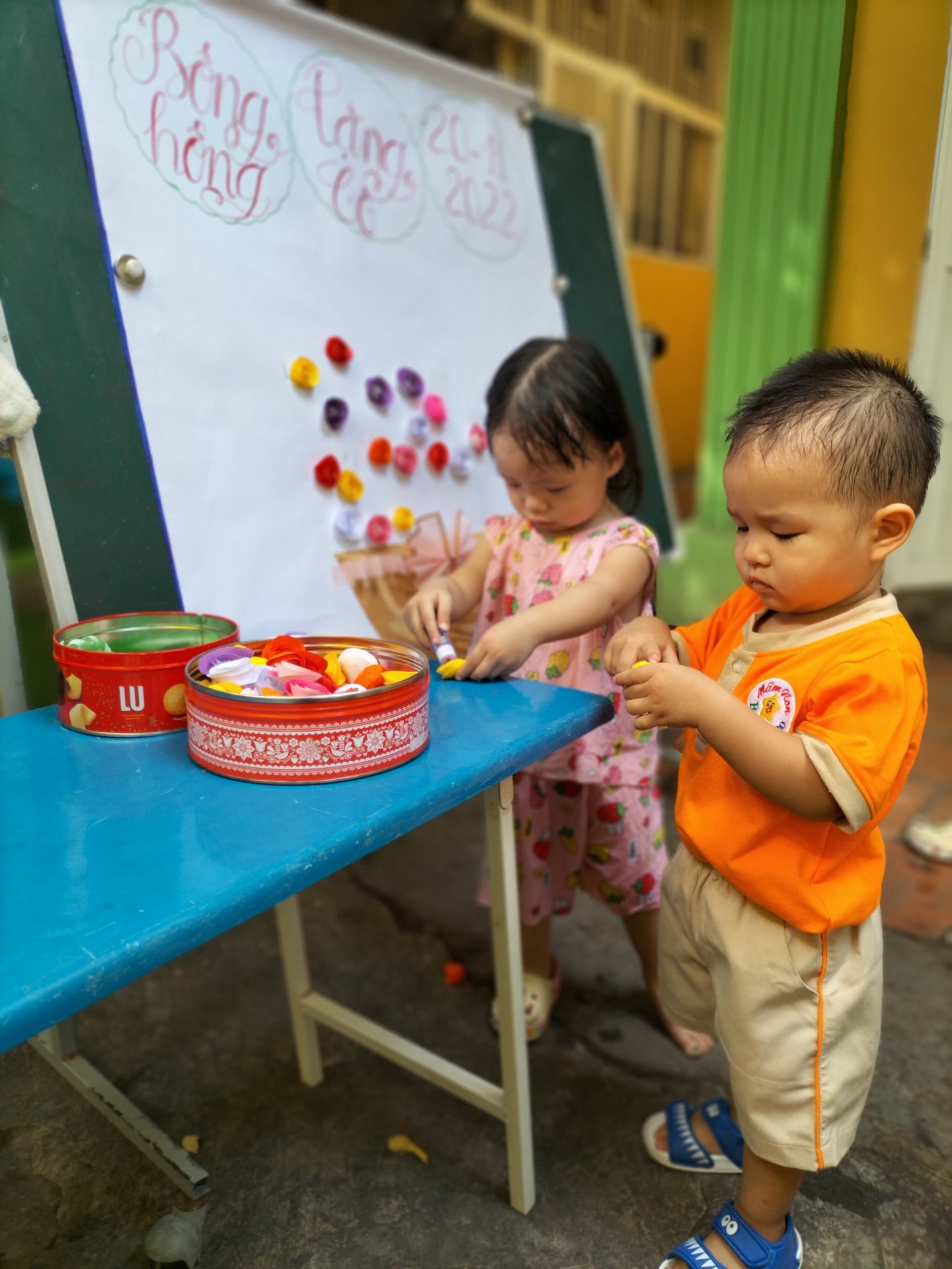 BÉ LÀM TRANH TẶNG CÔ NGÀY 20/11
