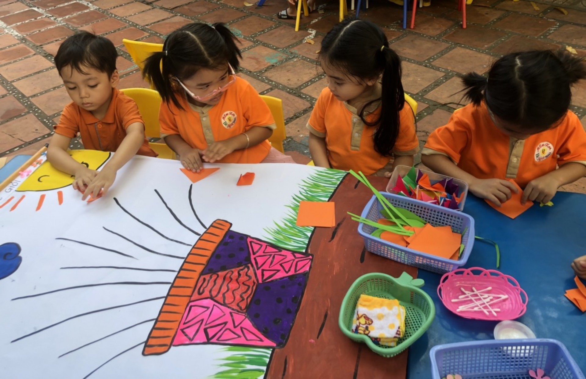 BÉ LÀM TRANH TẶNG CÔ NGÀY 20/11