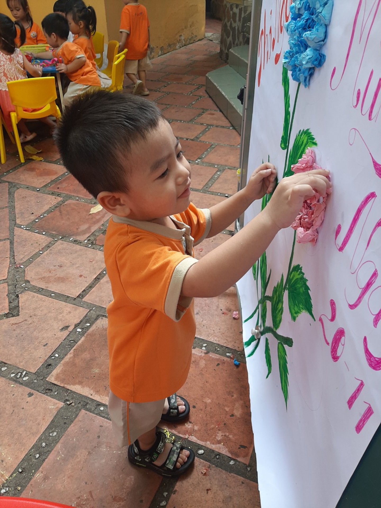 BÉ LÀM TRANH TẶNG CÔ NGÀY 20/11