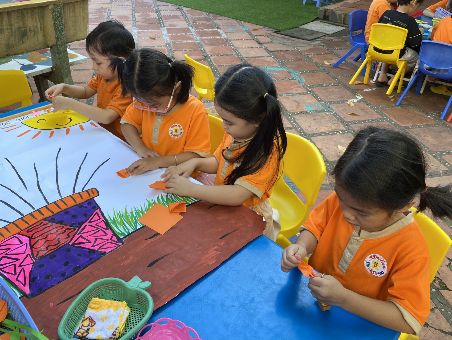 BÉ LÀM TRANH TẶNG CÔ NGÀY 20/11