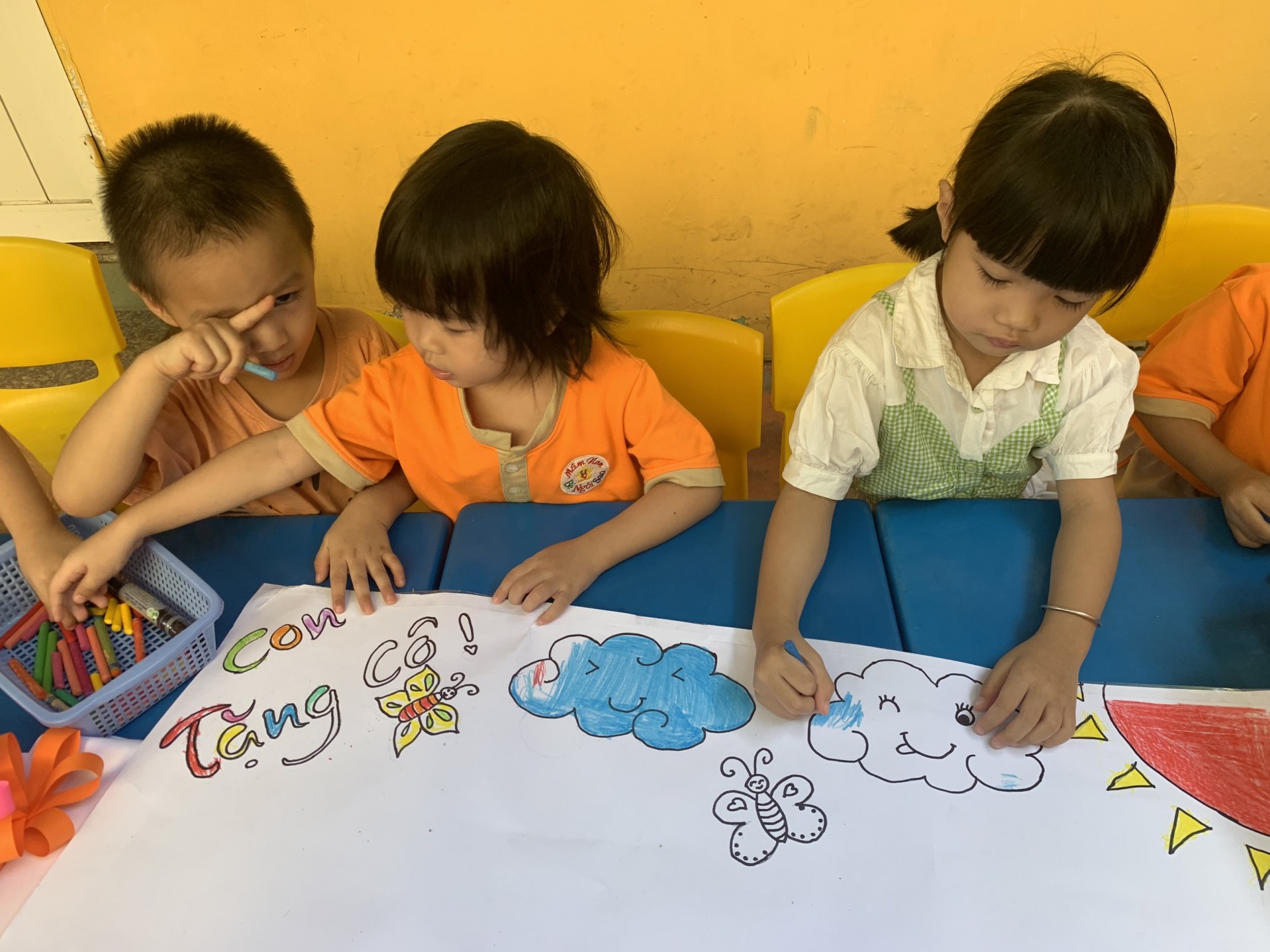 BÉ LÀM TRANH TẶNG CÔ NGÀY 20/11