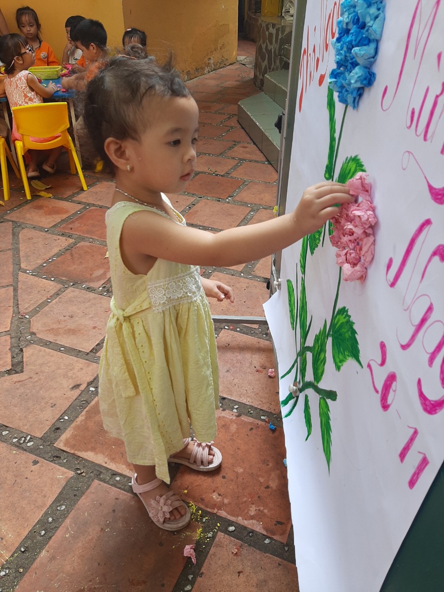 BÉ LÀM TRANH TẶNG CÔ NGÀY 20/11