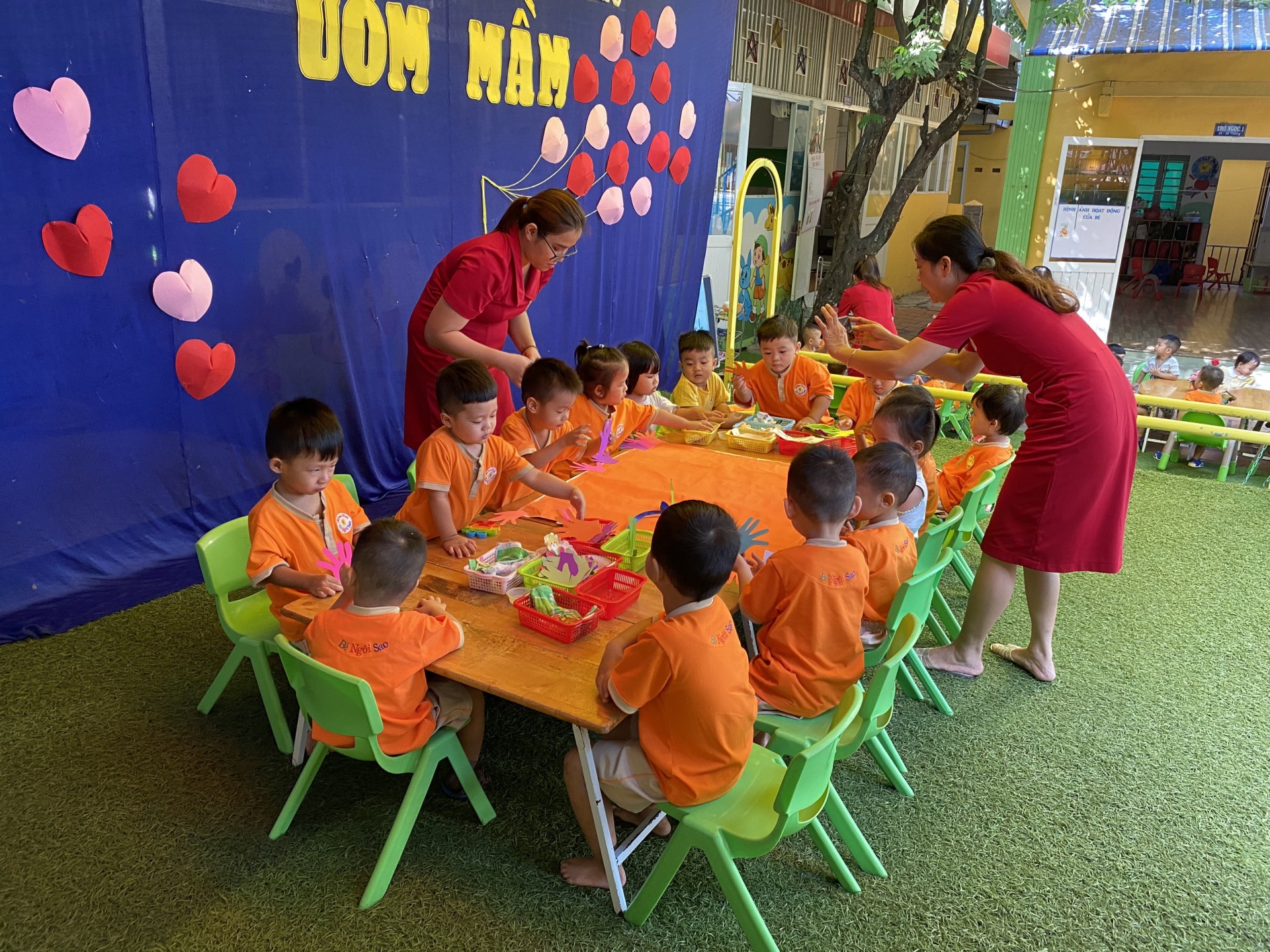 BÉ LÀM TRANH TẶNG CÔ NGÀY 20/11