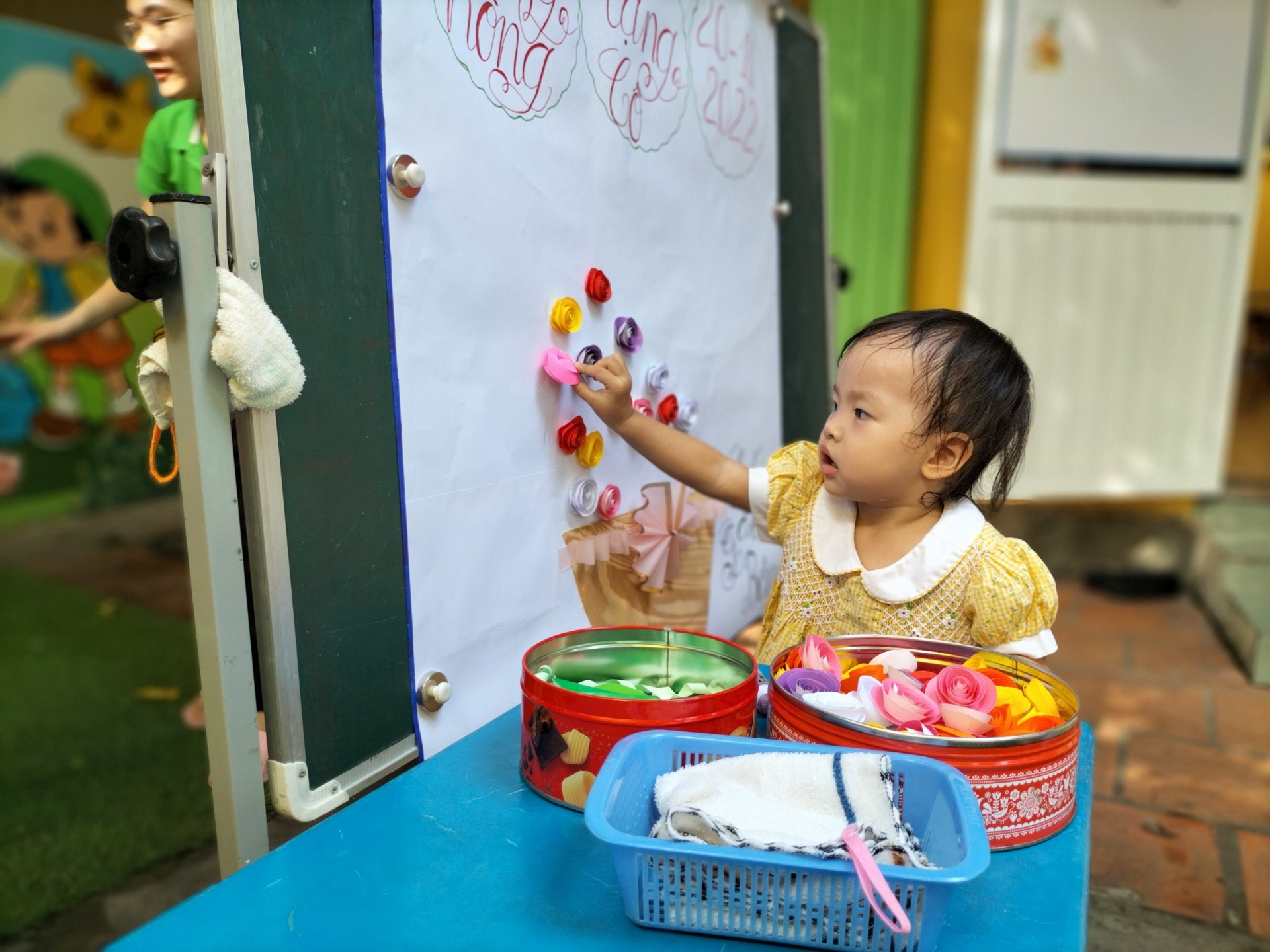 BÉ LÀM TRANH TẶNG CÔ NGÀY 20/11