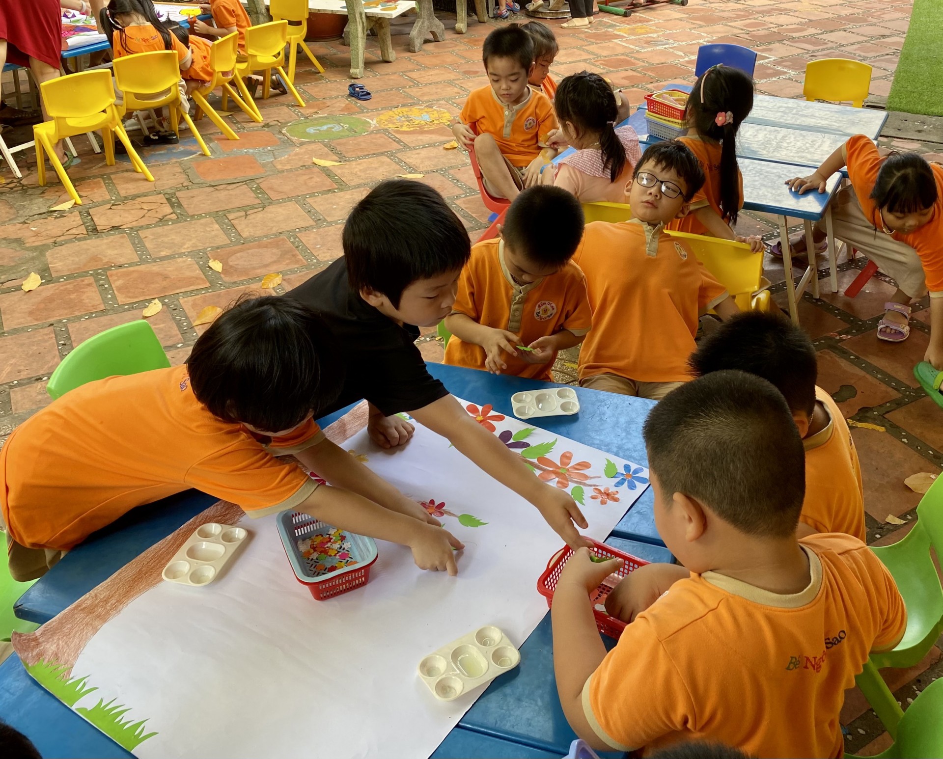 BÉ LÀM TRANH TẶNG CÔ NGÀY 20/11