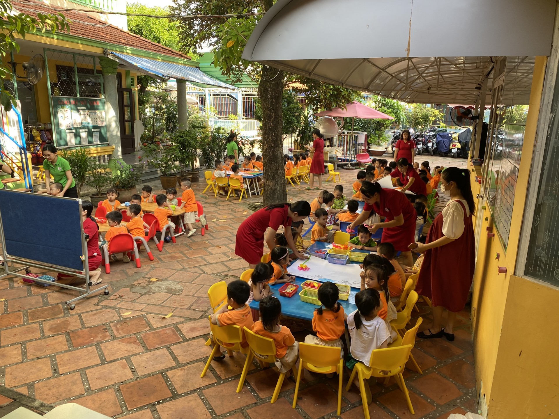 BÉ LÀM TRANH TẶNG CÔ NGÀY 20/11