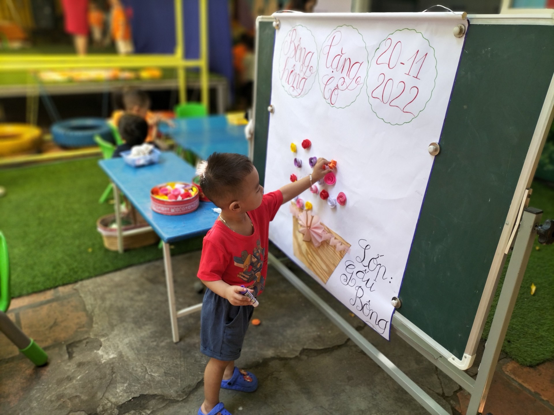 BÉ LÀM TRANH TẶNG CÔ NGÀY 20/11