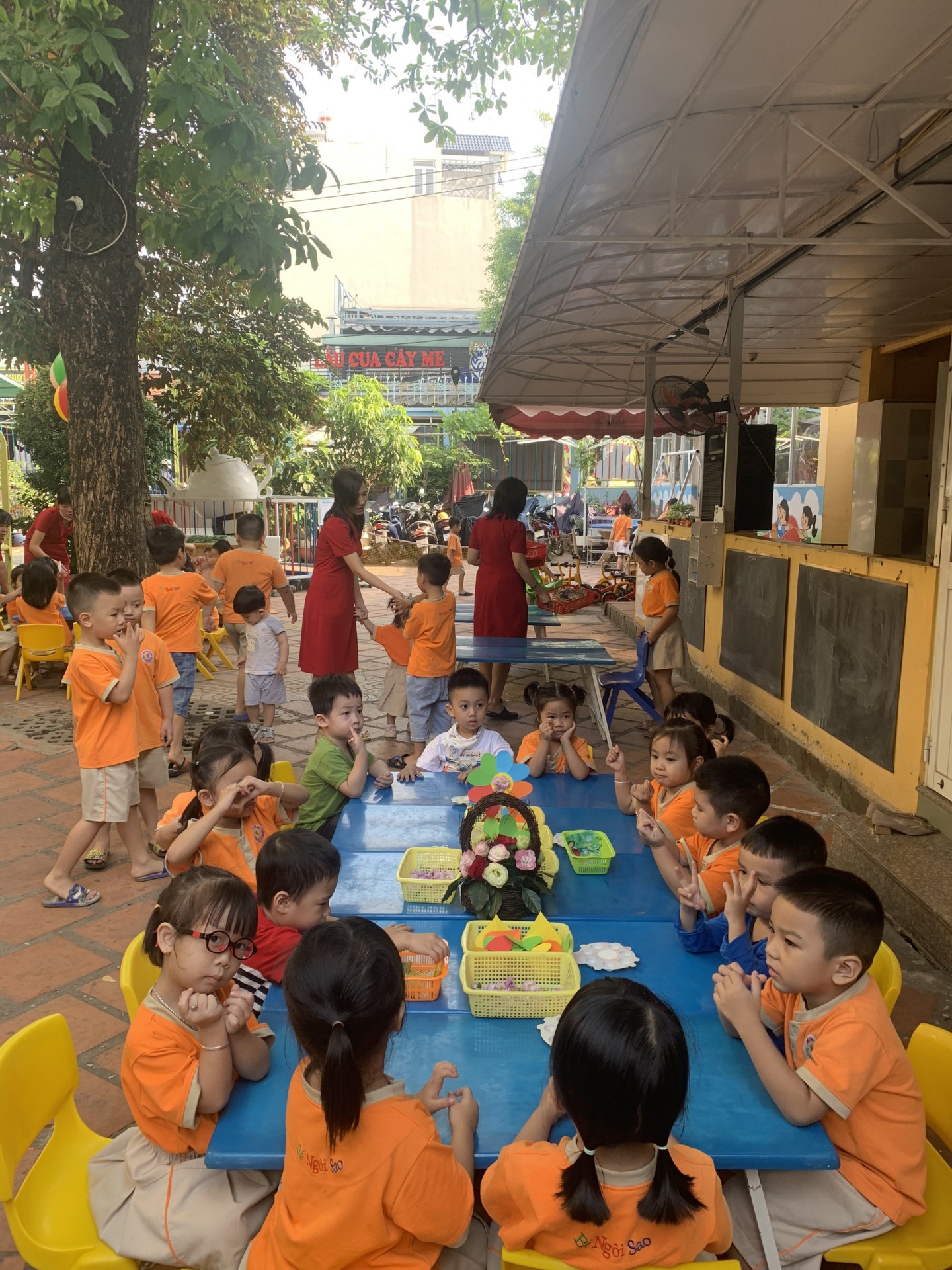 BÔNG HOA TẶNG MẸ 8-3-2023