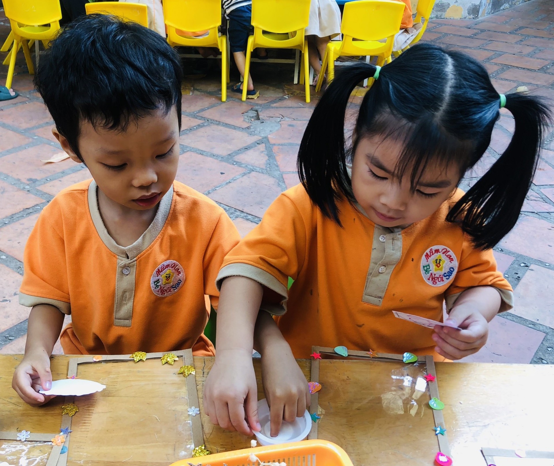 BÔNG HOA TẶNG MẸ 8-3-2023