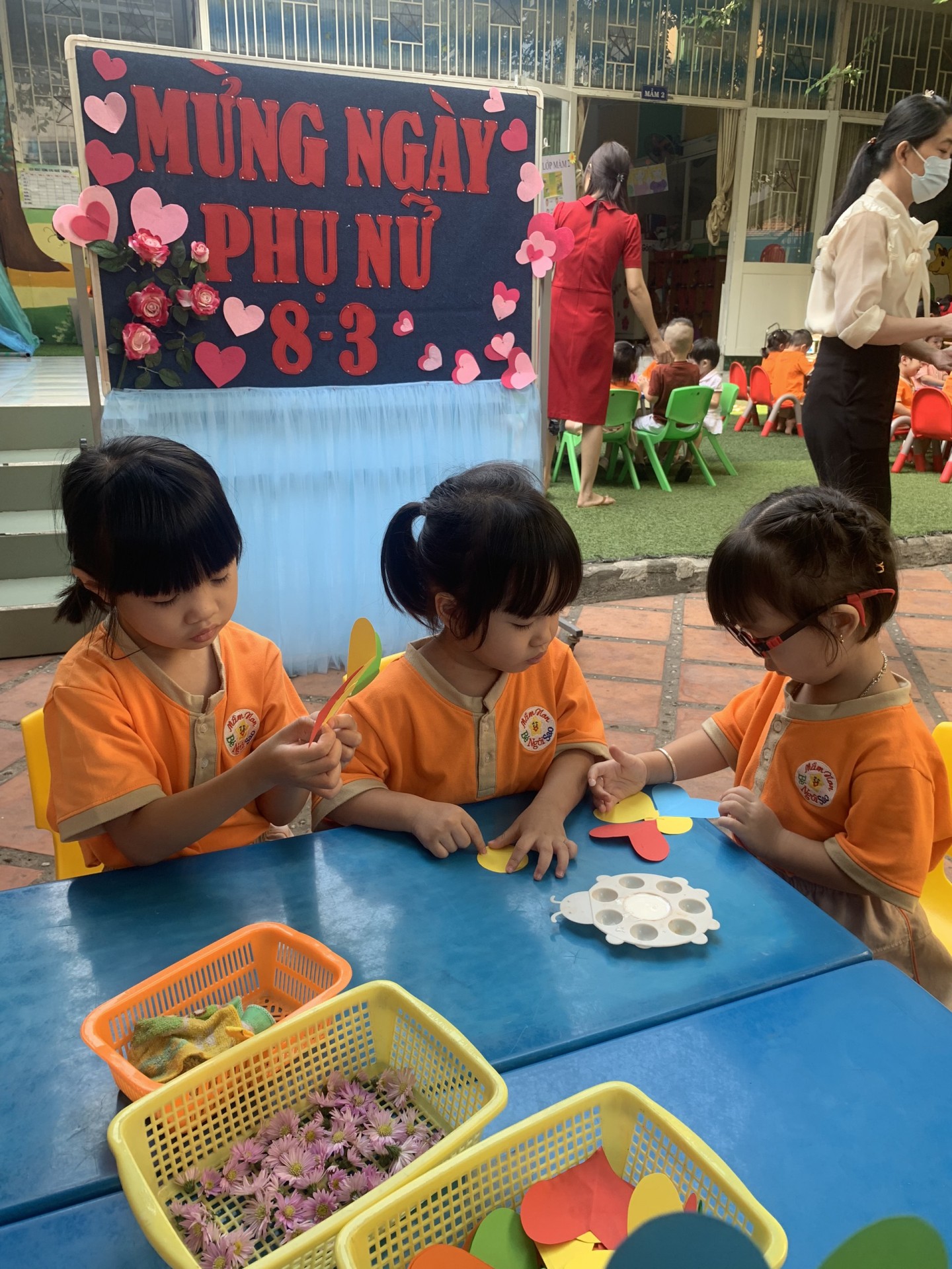 BÔNG HOA TẶNG MẸ 8-3-2023