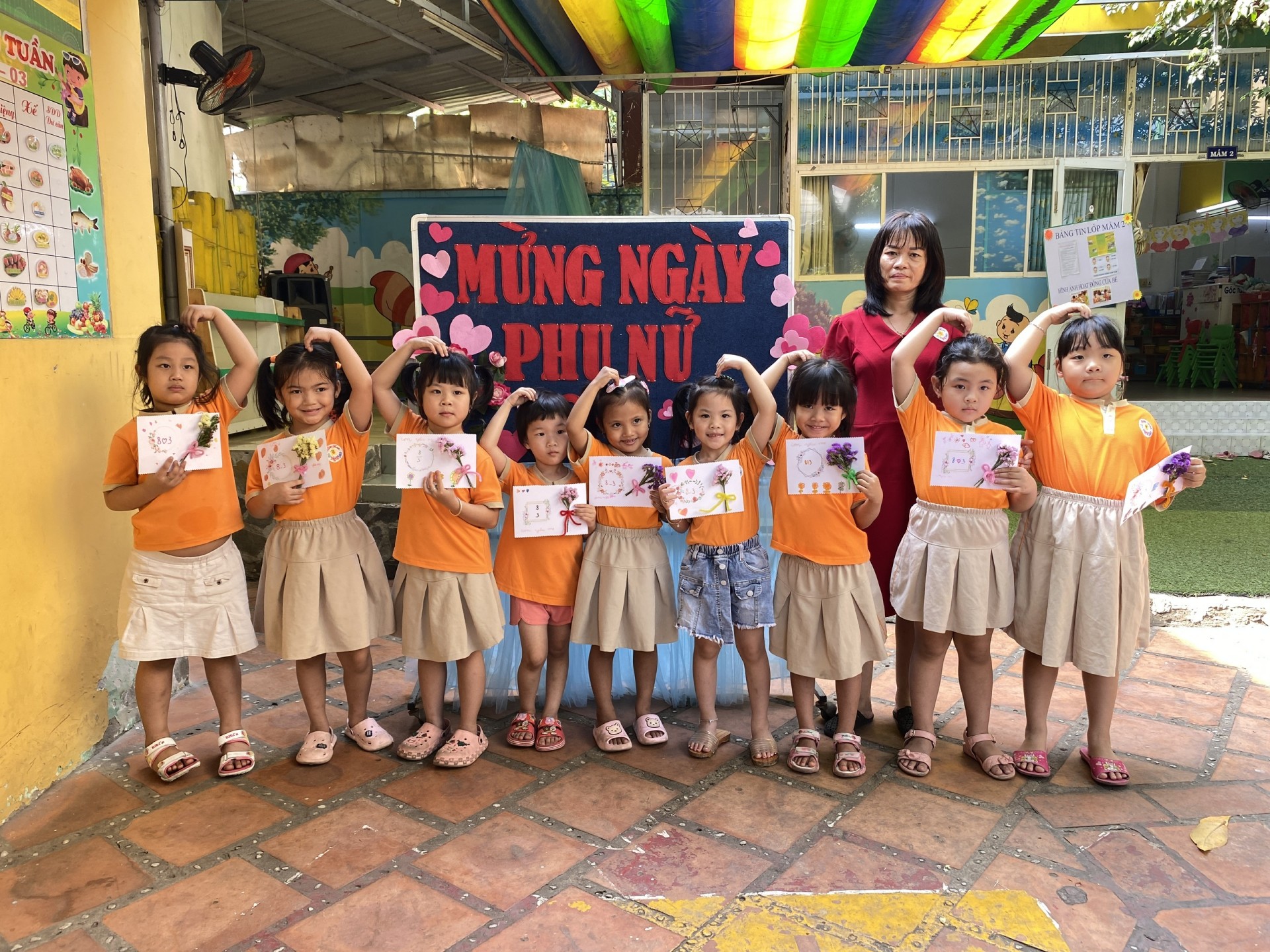 BÔNG HOA TẶNG MẸ 8-3-2023