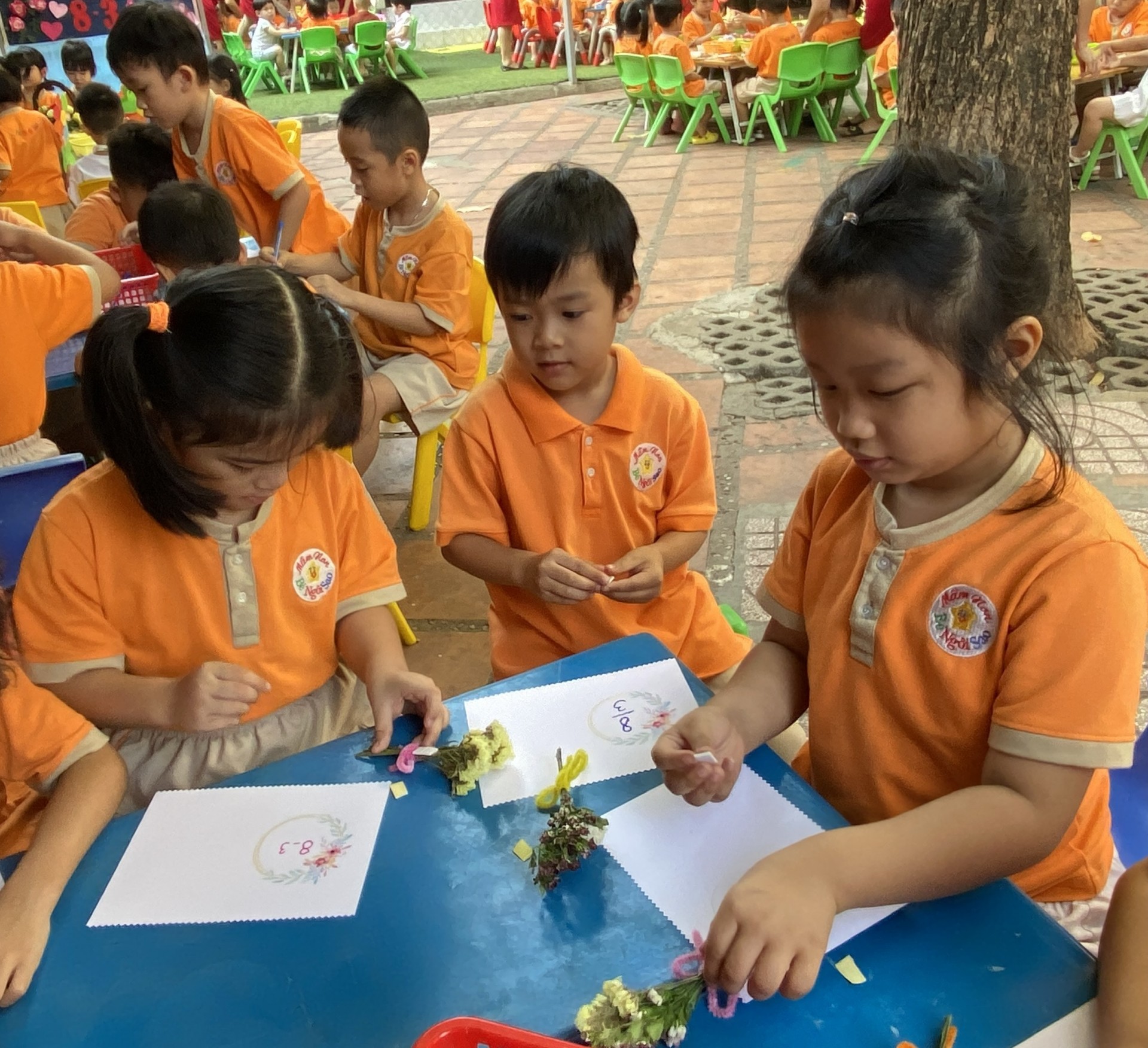 BÔNG HOA TẶNG MẸ 8-3-2023