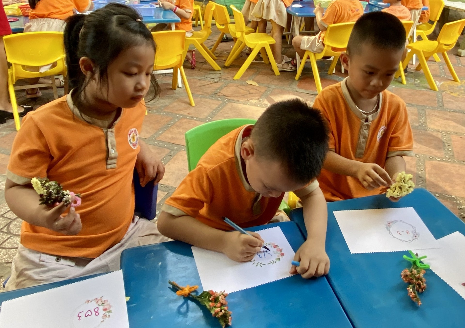 BÔNG HOA TẶNG MẸ 8-3-2023