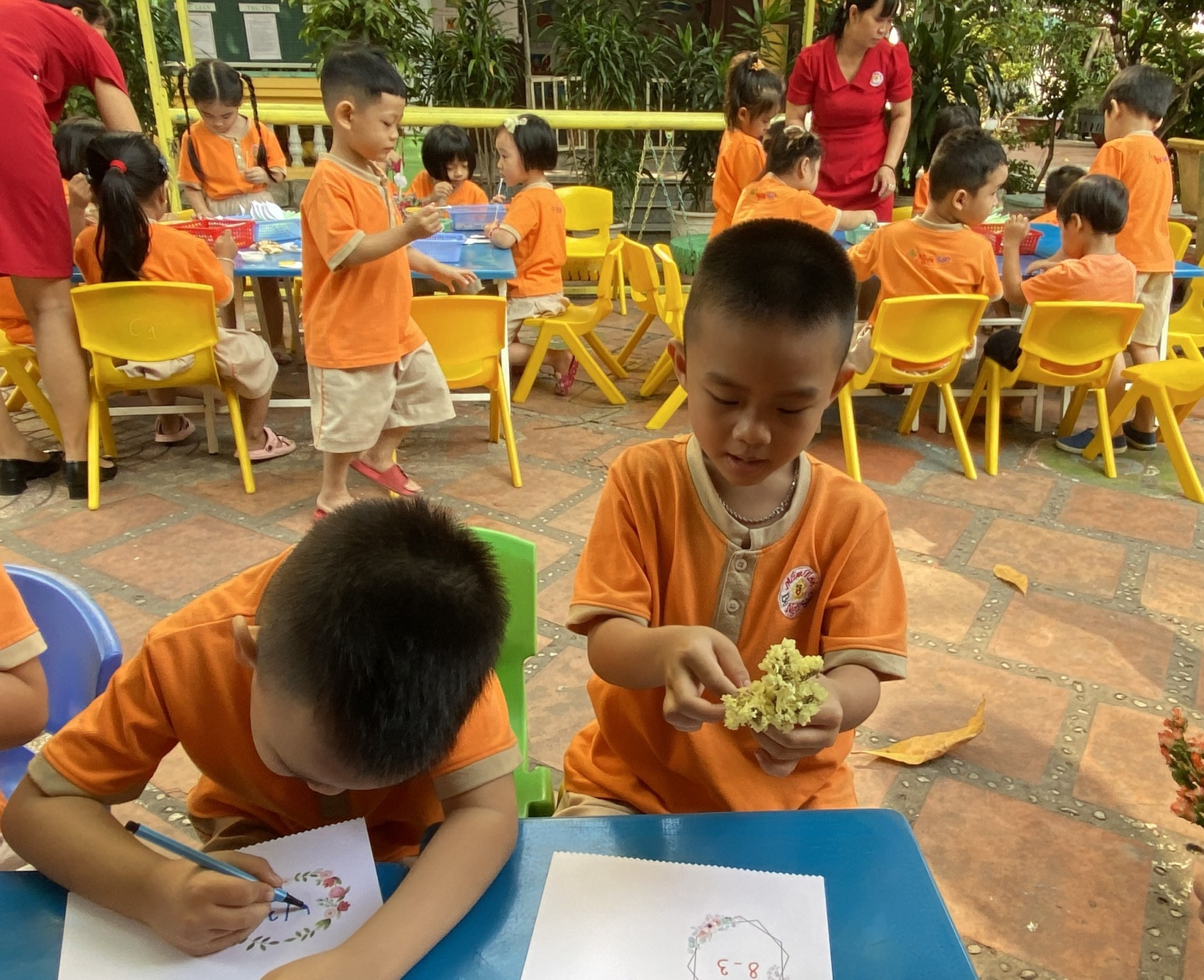 BÔNG HOA TẶNG MẸ 8-3-2023