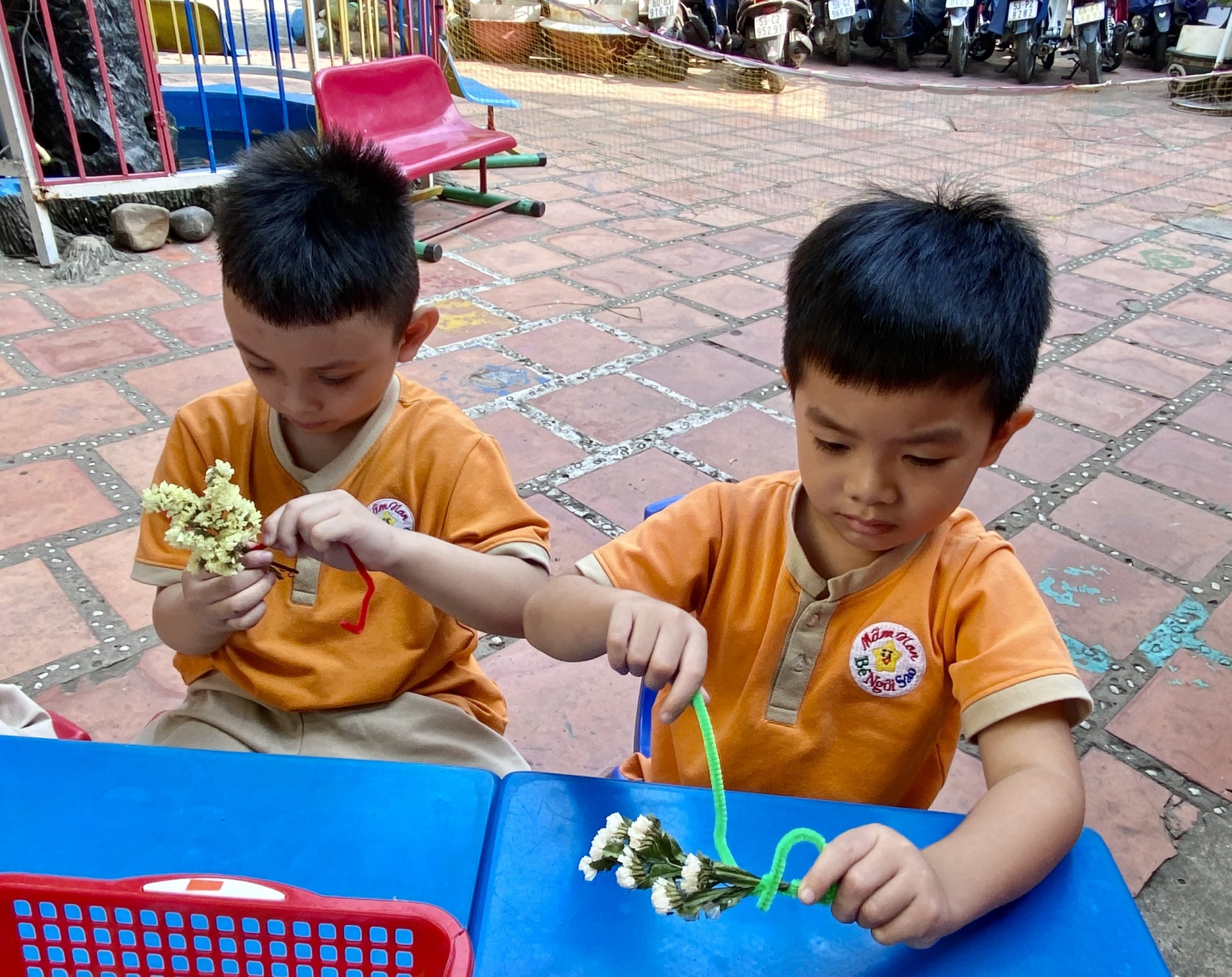 BÔNG HOA TẶNG MẸ 8-3-2023