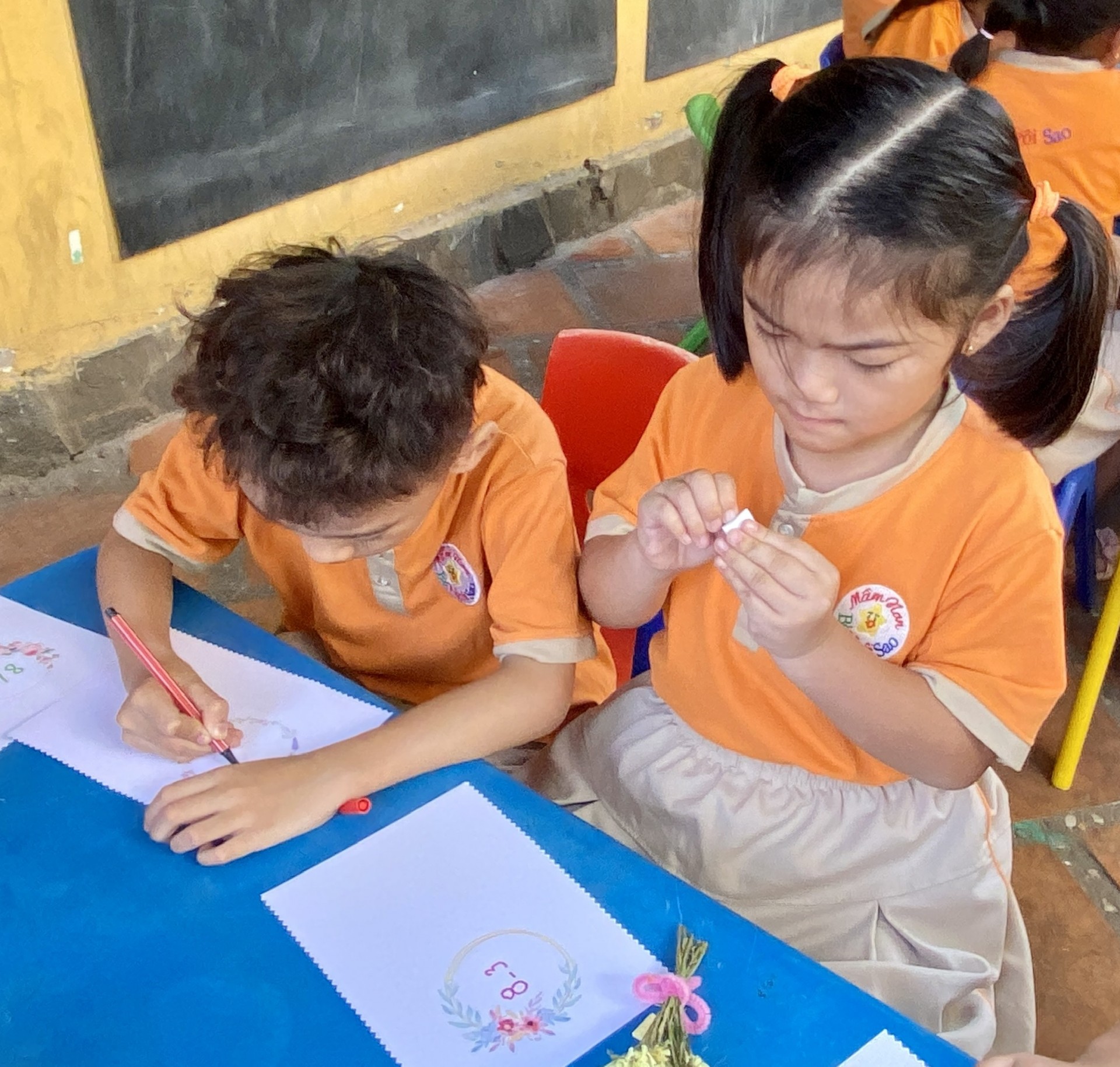 BÔNG HOA TẶNG MẸ 8-3-2023