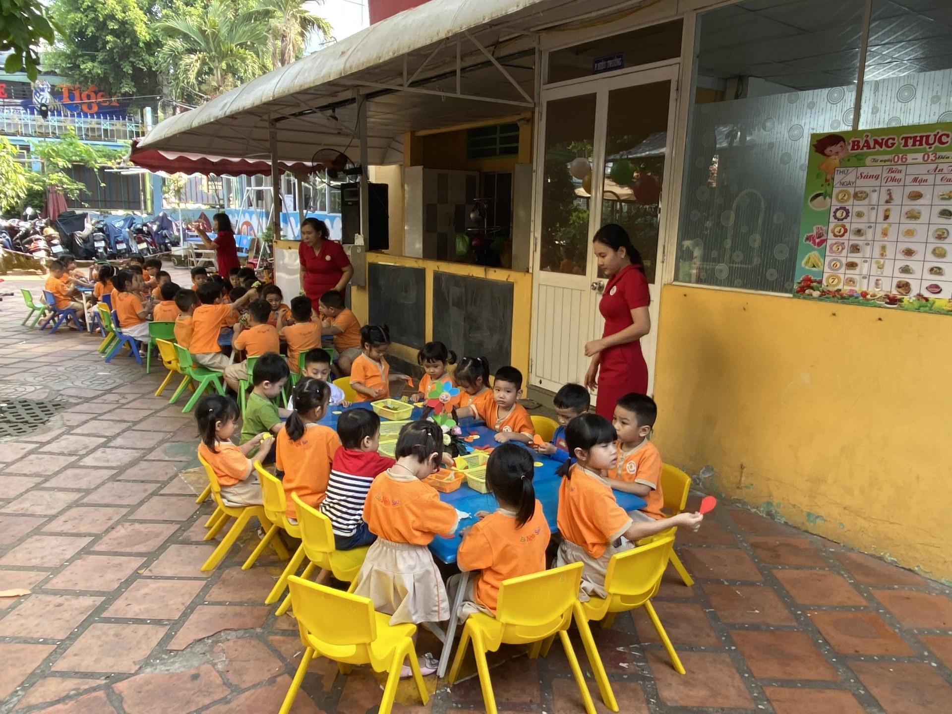 BÔNG HOA TẶNG MẸ 8-3-2023