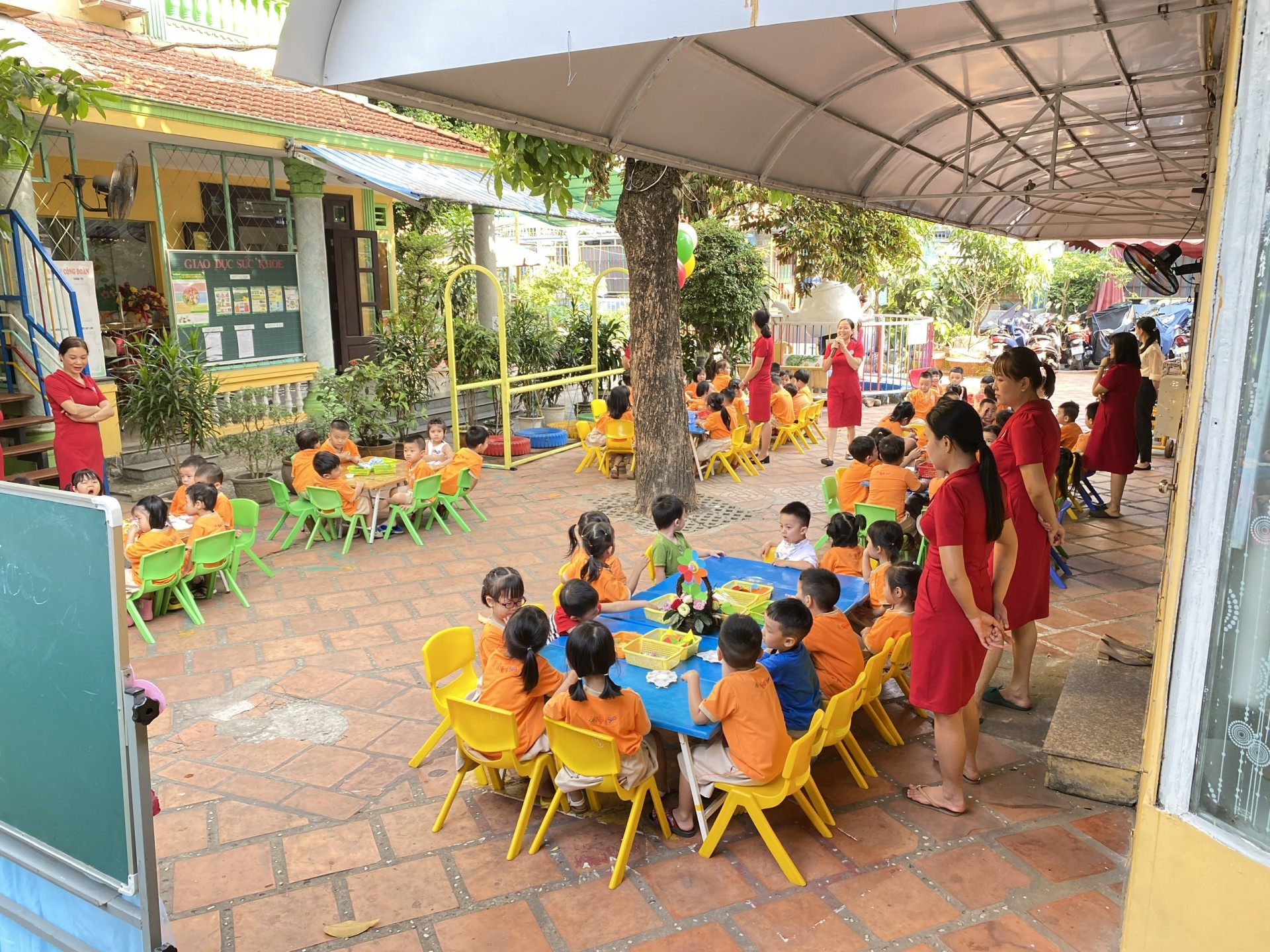 BÔNG HOA TẶNG MẸ 8-3-2023