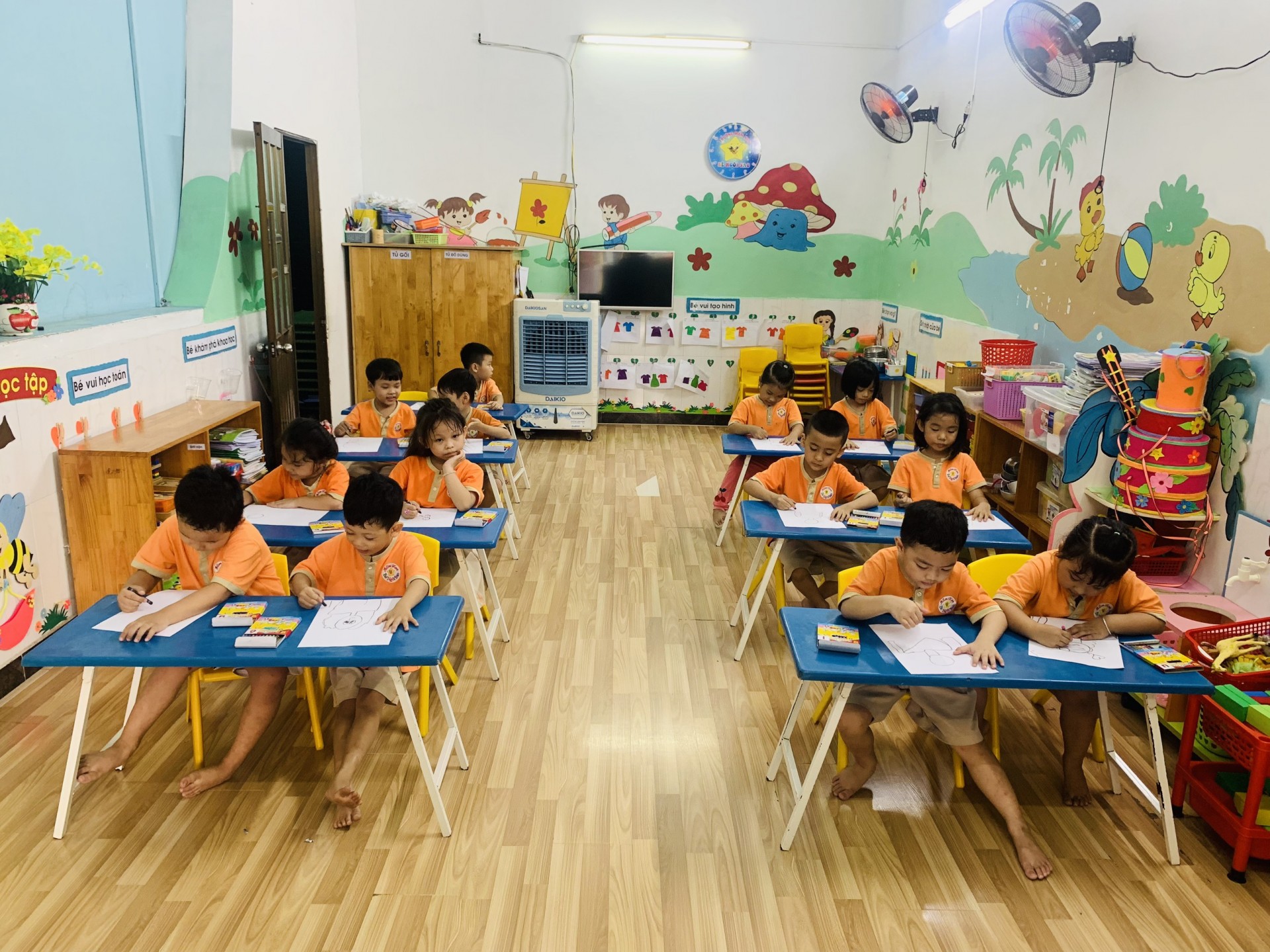 BÉ VẼ SÁNG TẠO CÙNG BITEX