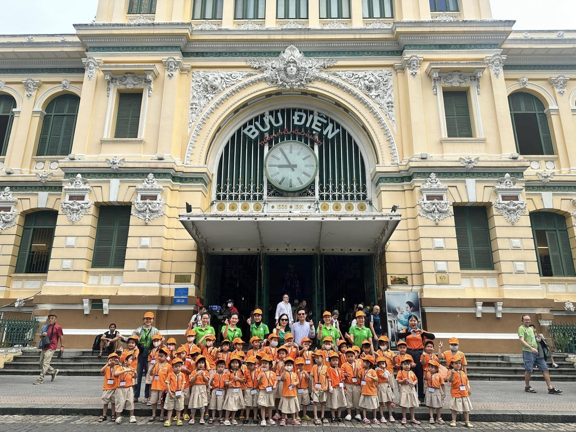 BƯU ĐIỆN-ĐƯỜNG SÁCH-SNOW TOWN